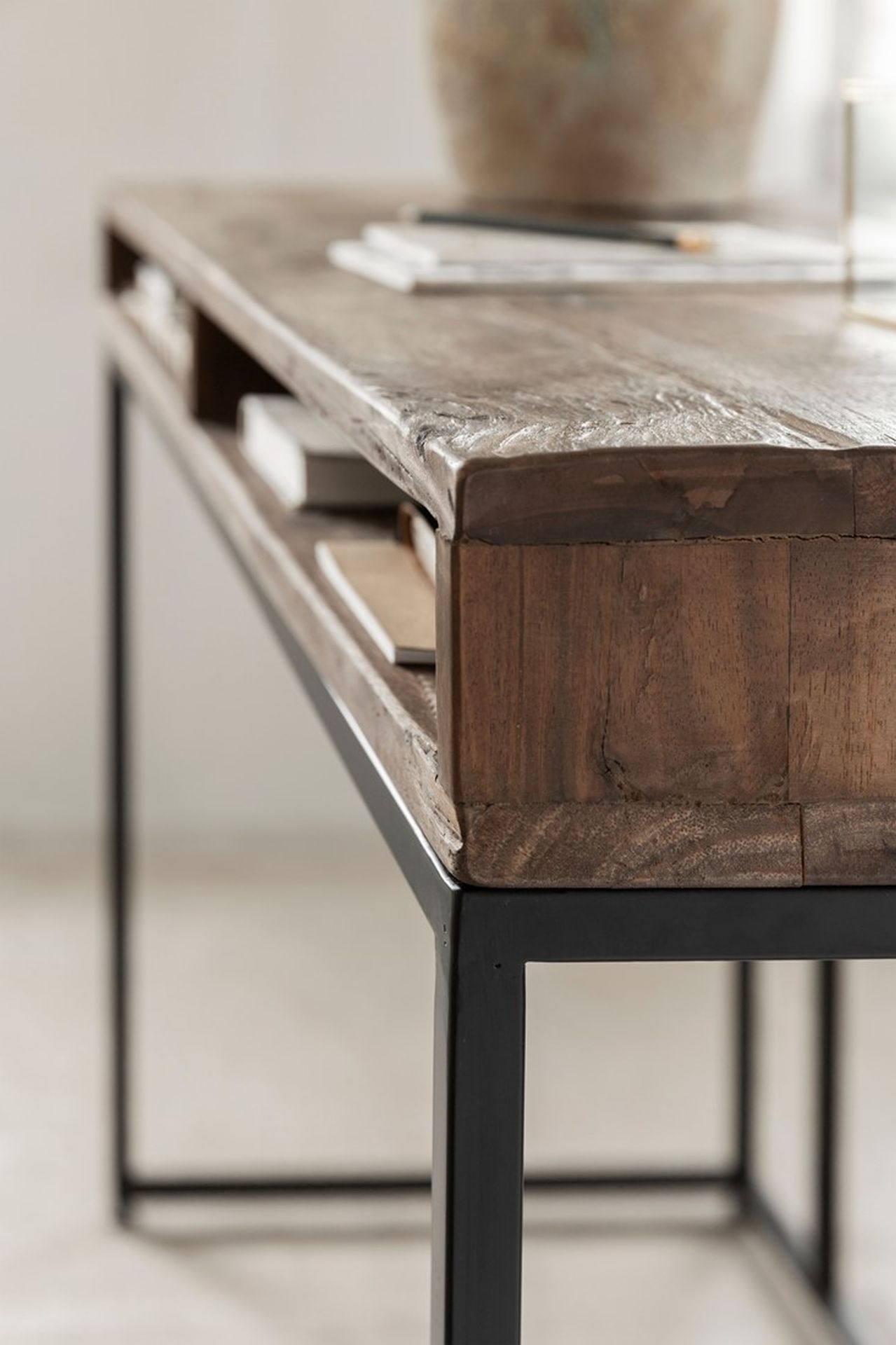 Der Schreibtisch Timber wurde aus verschiedenen Holzarten gefertigt. Das Gestell ist aus Metall uns ist Schwarz.Der Tisch überzeugt mit seinem massivem aber auch modernen Design. Der Schreibtisch verfügt über zwei Fächer.