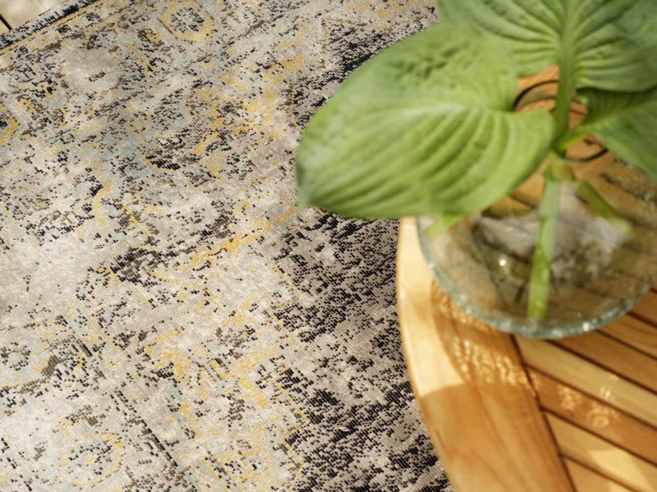 Der Gartenteppich Amarante überzeugt mit seinem modernen Design. Gefertigt wurde er aus Webstoff, welcher einen blauen Farbton besitzt. Der Teppich hat eine Größe von 200x290 cm.