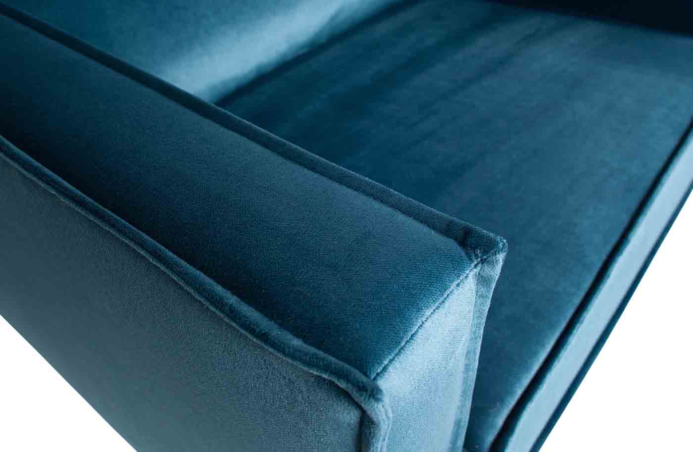 Hochwertiger Sessel mit Samtbezug im zeitlosen Design.