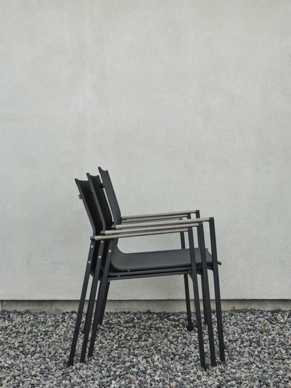 Der Gartenstuhl Lyra überzeugt mit seinem modernen Design. Gefertigt wurde er aus Textilene, welcher einen schwarzen Farbton besitzt. Das Gestell ist aus Metall und hat eine schwarze Farbe. Die Sitzhöhe des Stuhls beträgt 45 cm.