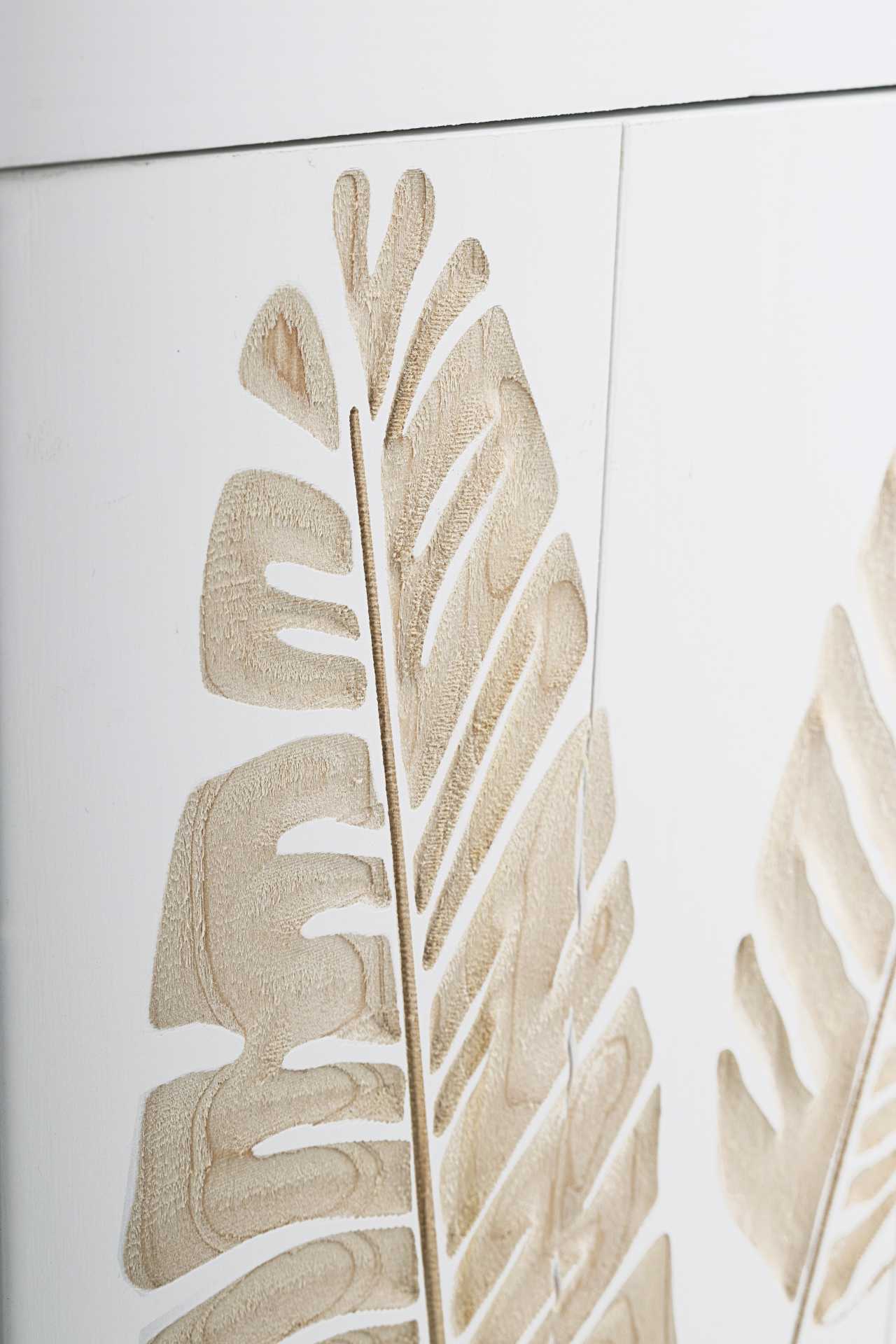 Die Kommode Folium überzeugt mit ihrem klassischen Design. Gefertigt wurde sie aus Tannen-Holz, welches einen weißen Farbton besitzt. Das Gestell ist auch aus Tannen-Holz und hat eine natürliche Farbe. Die Kommode verfügt über zwei Türen und vier Schublad
