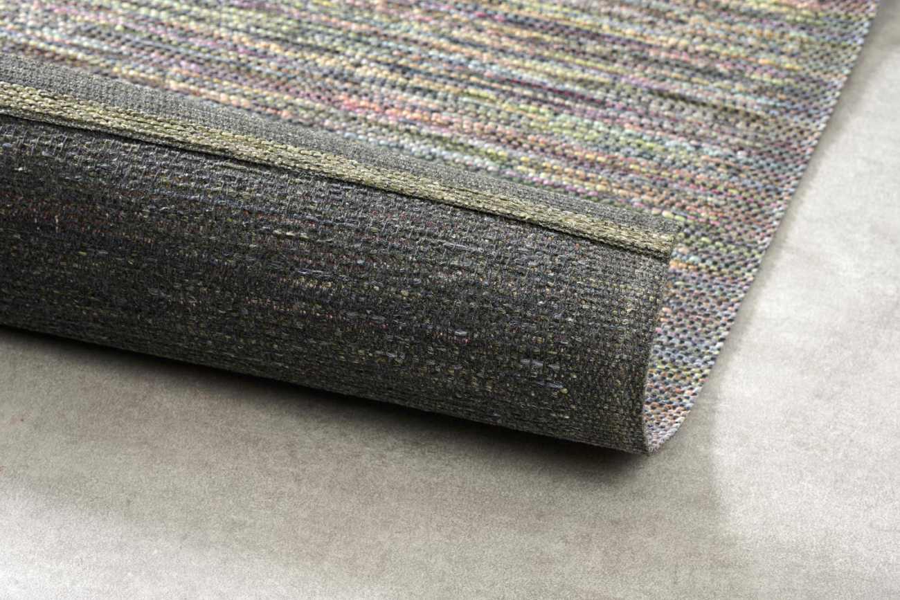 Der Gartenteppich Banzi überzeugt mit seinem modernen Design. Gefertigt wurde er aus Webstoff, welcher einen grauen Farbton besitzt. Der Teppich hat eine Größe von 200x290 cm.