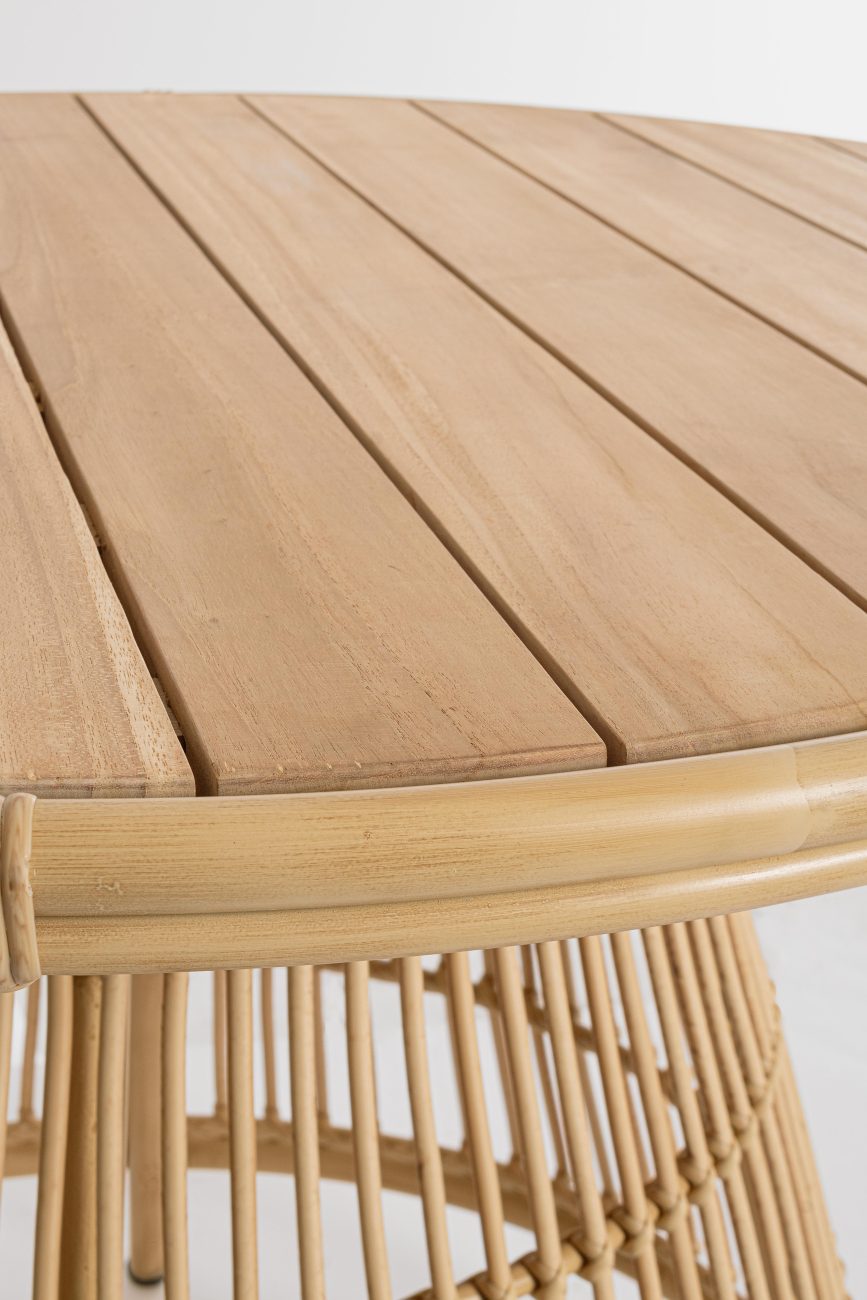 Der Gartenesstisch Adelma überzeugt mit seinem modernen Design. Gefertigt wurde er aus Teakholz, welches einen natürlichen Farbton besitzt. Das Gestell ist aus Aluminium und hat eine natürliche Farbe. Der Tisch besitzt einen Durchmesser von 110 cm.