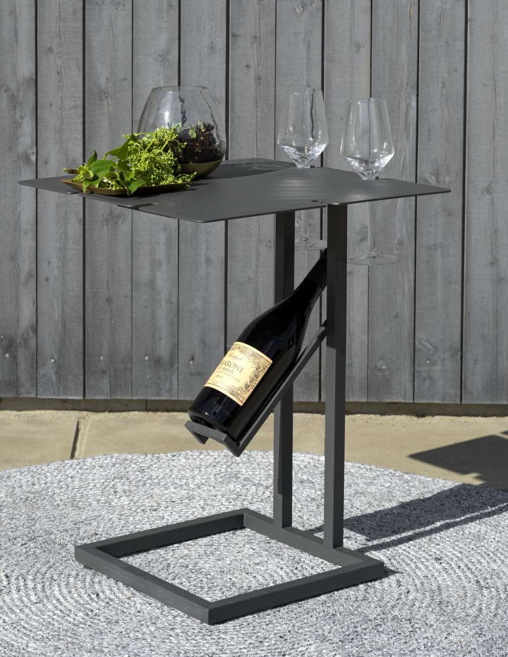 Der Gartenbeistelltisch Gonesse überzeugt mit seinem modernen Design. Gefertigt wurde die Tischplatte aus Metall und besitzt einen schwarze Farbton. Das Gestell ist auch aus Metall und hat eine schwarze Farbe. Der Tisch besitzt eine Länge von 42 cm.