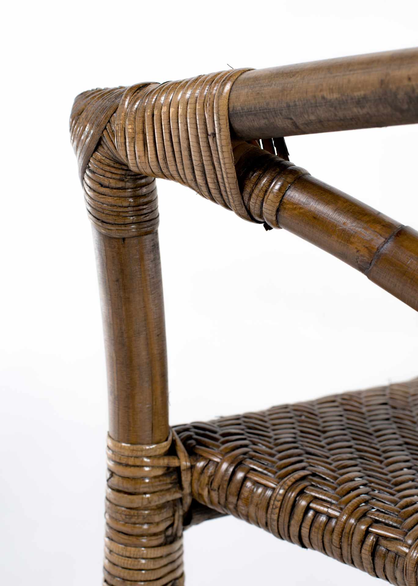 Der Armlehnstuhl Jester überzeugt mit seinem Landhaus Stil. Gefertigt wurde er aus Rattan, welches einen braunen Farbton besitzt. Der Stuhl verfügt über eine Armlehne und ist im 2er-Set erhältlich. Die Sitzhöhe beträgt beträgt 46 cm.