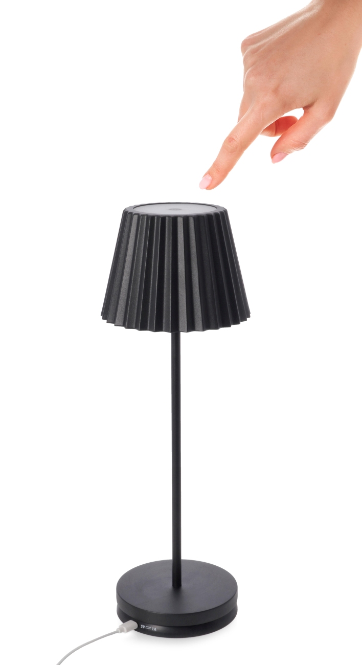 Die Outdoor Lampe Artika überzeugt mit ihrem modernen Design. Gefertigt wurde sie aus Metall, welches einen schwarzen Farbton besitzt. Die Lampe besitzt eine Höhe von 36 cm.