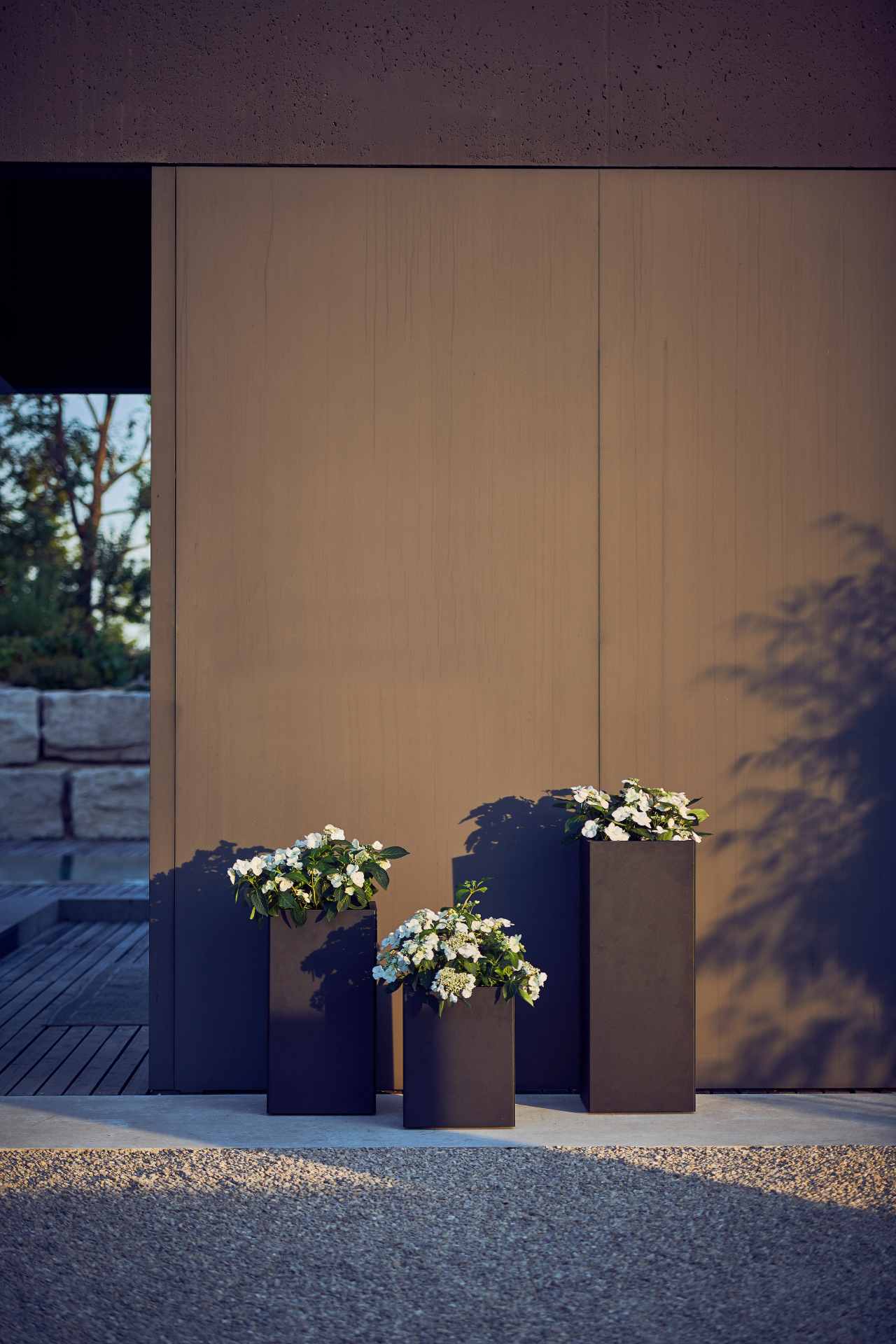 Die Vase Planter überzeugt mit ihrem modernen Design. Hergestellt wird diese von der Marke Jan Kurtz. Die Vase macht deinen Outdoor Bereich zu einem echten Hingucker.