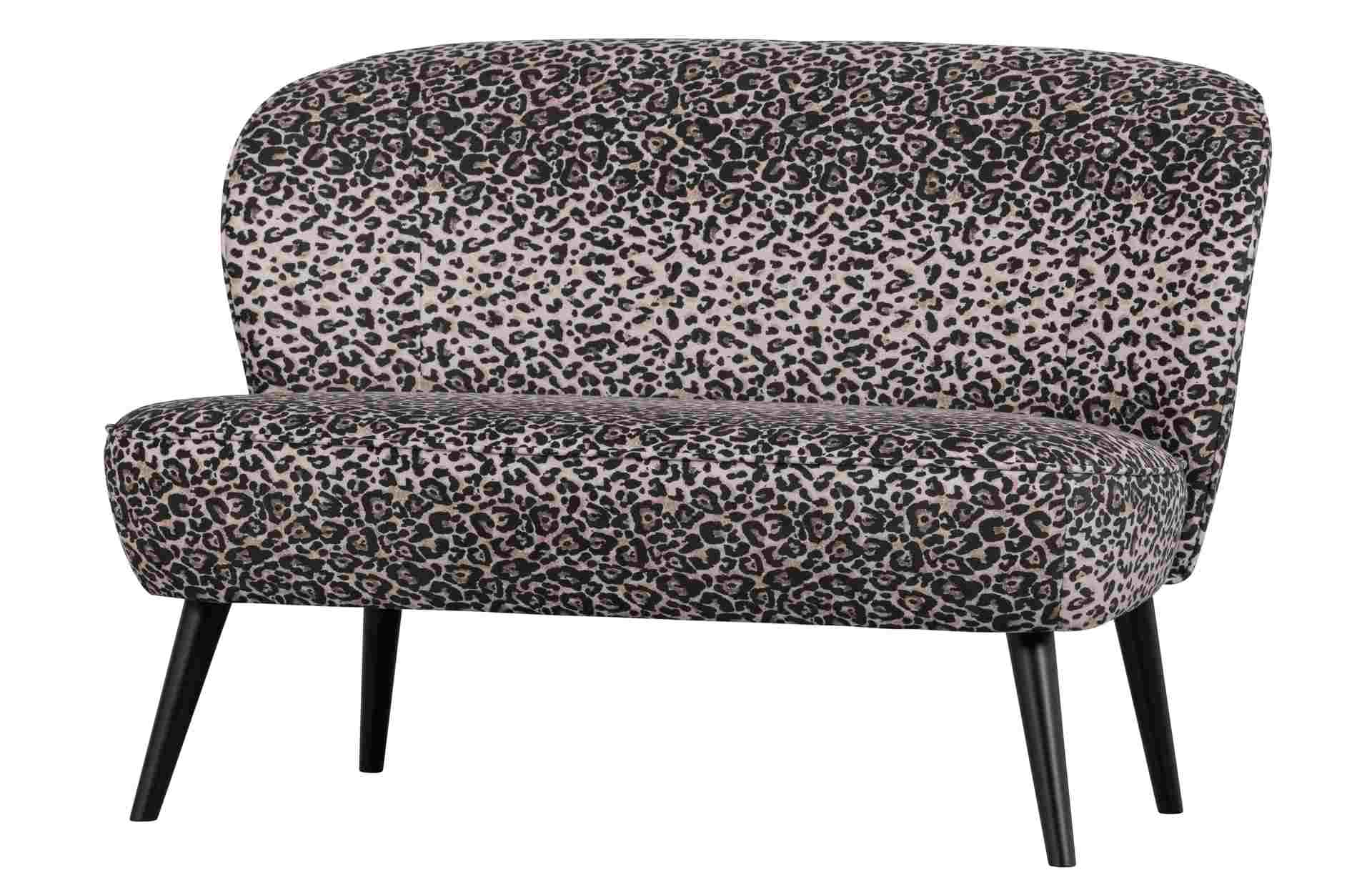 Das 2-Sitzer Sofa Megan überzeugt mit seinem klassischen Design. Gefertigt wurde es aus Kunststofffasern, welche einen einen Panther Look besitzen. Das Gestell ist aus Metall und hat eine schwarze Farbe. Die Sitzhöhe beträgt 45 cm.