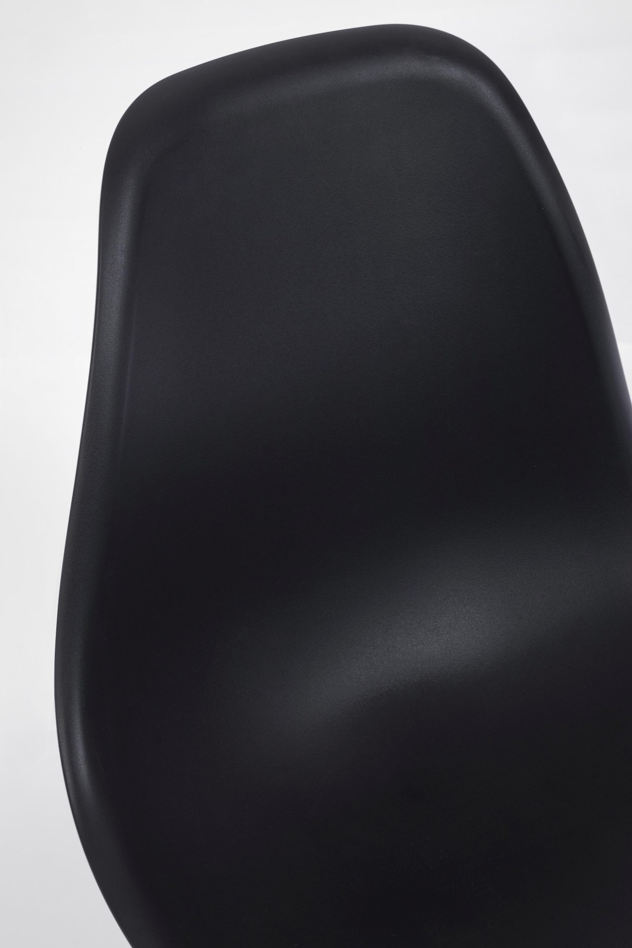 Der Stuhl Mandy überzeugt mit seinem modernem Design. Gefertigt wurde der Stuhl aus Kunststoff, welcher einen schwarzen Farbton besitzt. Das Gestell ist aus Metall, welches eine Holz-Optik besitzt. Die Sitzhöhe des Stuhls ist 45 cm.