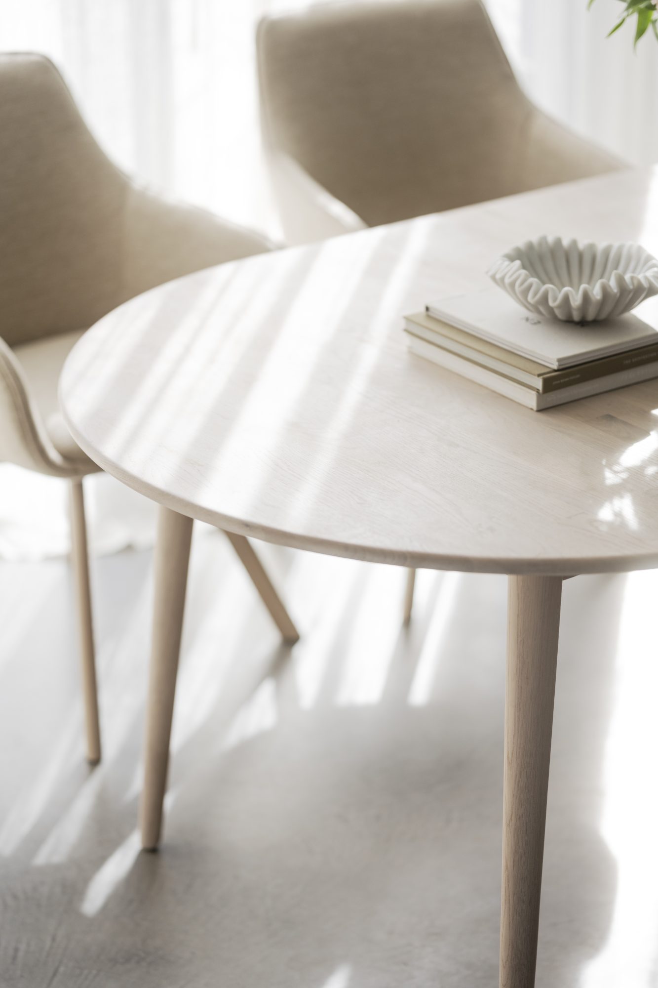 Ausziehtisch Tyler Oval 170/210cm, Eiche Weiß pigmentiert – stilvoller Blickfang für Ihr Zuhause.