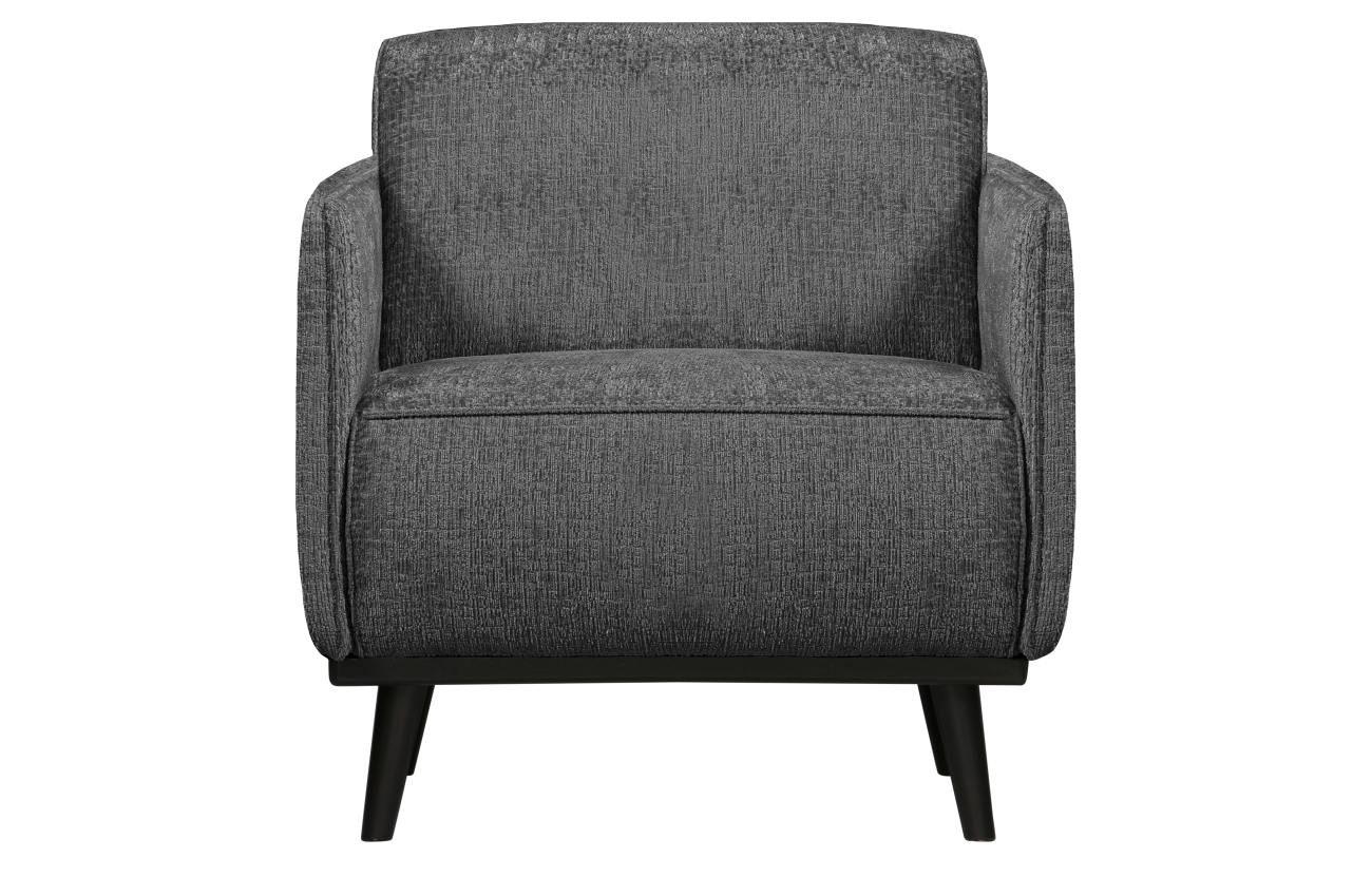 Der Sessel Statement überzeugt mit seinem modernen Stil. Gefertigt wurde es aus Struktursamt, welches einen dunkelgrauen Farbton besitzt. Das Gestell ist aus Birkenholz und hat eine schwarze Farbe. Der Sessel besitzt eine Größe von 72x93 cm.