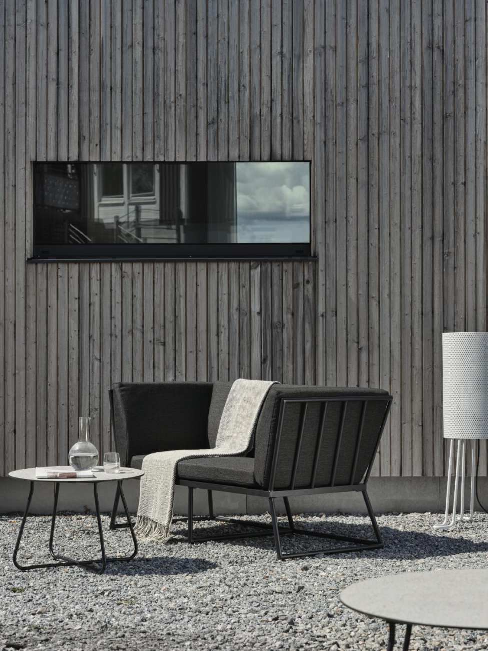 Das Gartensofa Vence überzeugt mit seinem modernen Design. Gefertigt wurde er aus Stoff, welcher einen dunkelgrauen Farbton besitzt. Das Gestell ist aus Metall und hat eine schwarze Farbe. Die Sitzhöhe des Sofas beträgt 43 cm.