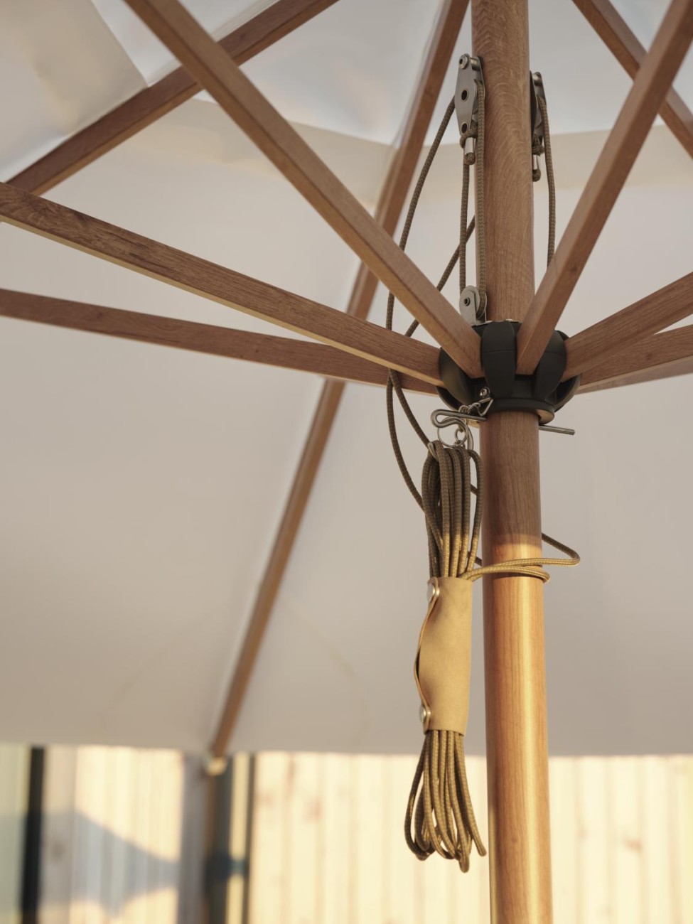 Der Sonnenschirm Paliano überzeugt mit seinem modernen Design. Gefertigt wurde er aus Kunstfasern, welcher einen weißen Farbton besitzt. Das Gestell ist aus Metall und hat einen Holz-Optik. Der Schirm hat einen Durchmesser von 300 cm.