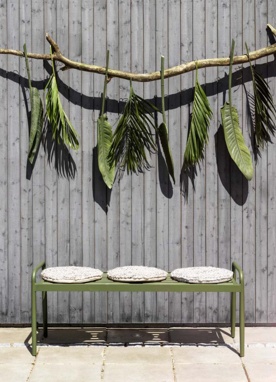 Die Gartenbank Sonnac überzeugt mit ihrem modernen Design. Gefertigt wurde sie aus Metall, welches einen grünen Farbton besitzt. Das Gestell ist auch aus Metall. Die Sitzhöhe der Bank beträgt 43 cm.
