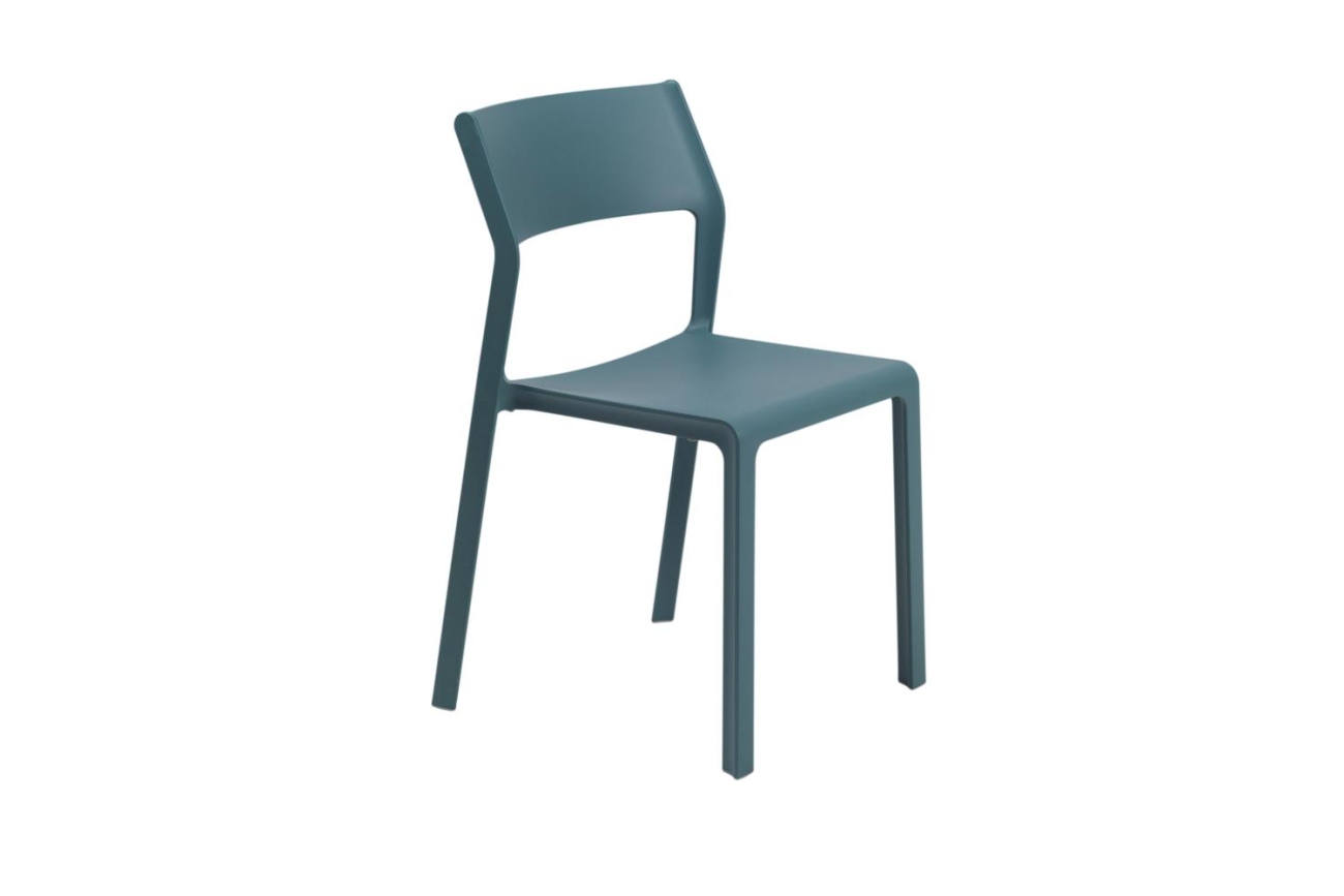 Der Gartenstuhl Trill überzeugt mit seinem modernen Design. Gefertigt wurde er aus Kunststoff, welches einen blauen Farbton besitzt. Das Gestell ist auch aus Kunststoff und hat eine blaue Farbe. Die Sitzhöhe des Stuhls beträgt 47 cm.