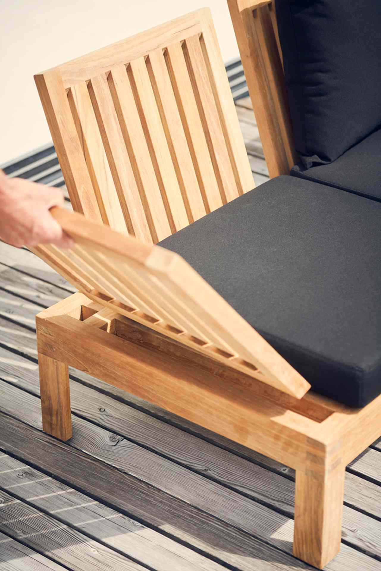 Die Gartenlounge Korfu besteht aus verschiedenen Elementen. Das 2-Sitzer Sofa ist aus Teakholz gefertigt und wurde von der Marke Jan Kurtz designet.