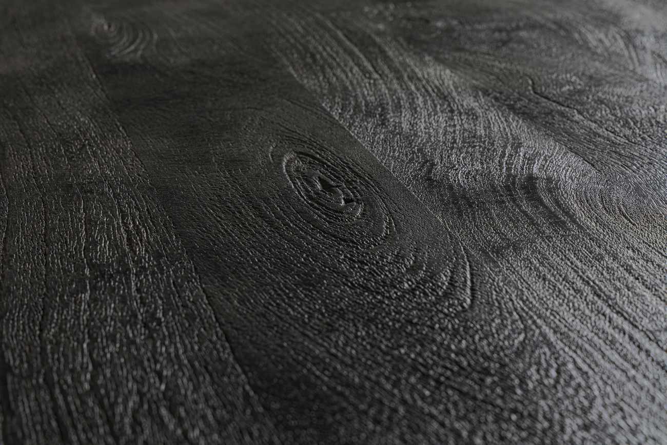 Der Esstisch Hastings überzeugt mit seinem modernen Stil. Gefertigt wurde er aus Mangoholz, welches einen schwarzen Farbton besitzt. Das Gestell ist aus Metall und hat eine schwarze Farbe. Der Tisch besitzt einen Durchmesser von 130 cm