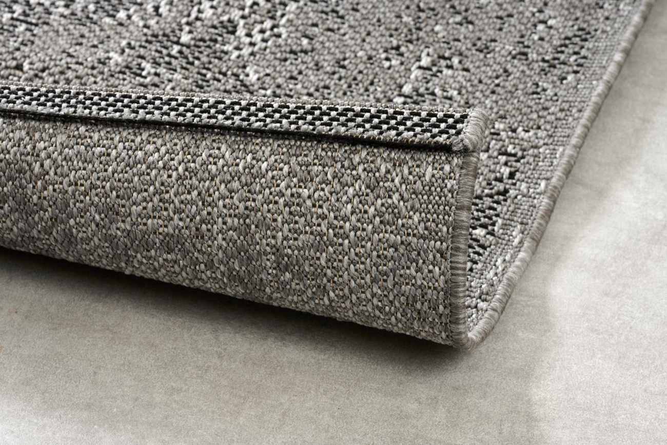 Der Gartenteppich Banzi überzeugt mit seinem modernen Design. Gefertigt wurde er aus Webstoff, welcher einen grauen Farbton besitzt. Der Teppich hat eine Größe von 240x340 cm.