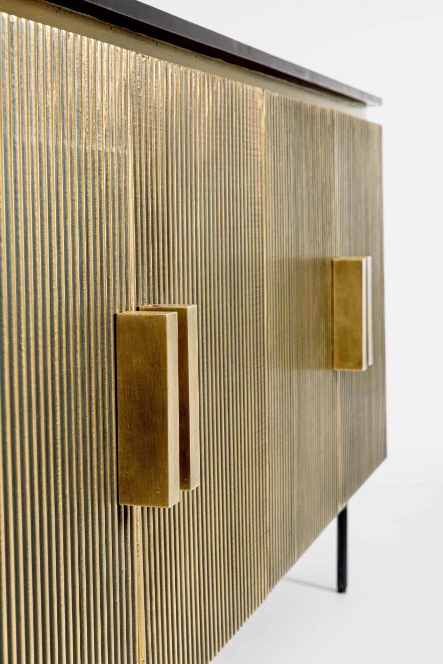Das Sideboard Virta überzeugt mit seinem modernen Stil. Gefertigt wurde es aus Mangoholz, welches einen goldenen Farbton besitzt. Das Gestell ist aus Metall und hat eine schwarze Farbe. Das Sideboard verfügt über vier Türen.