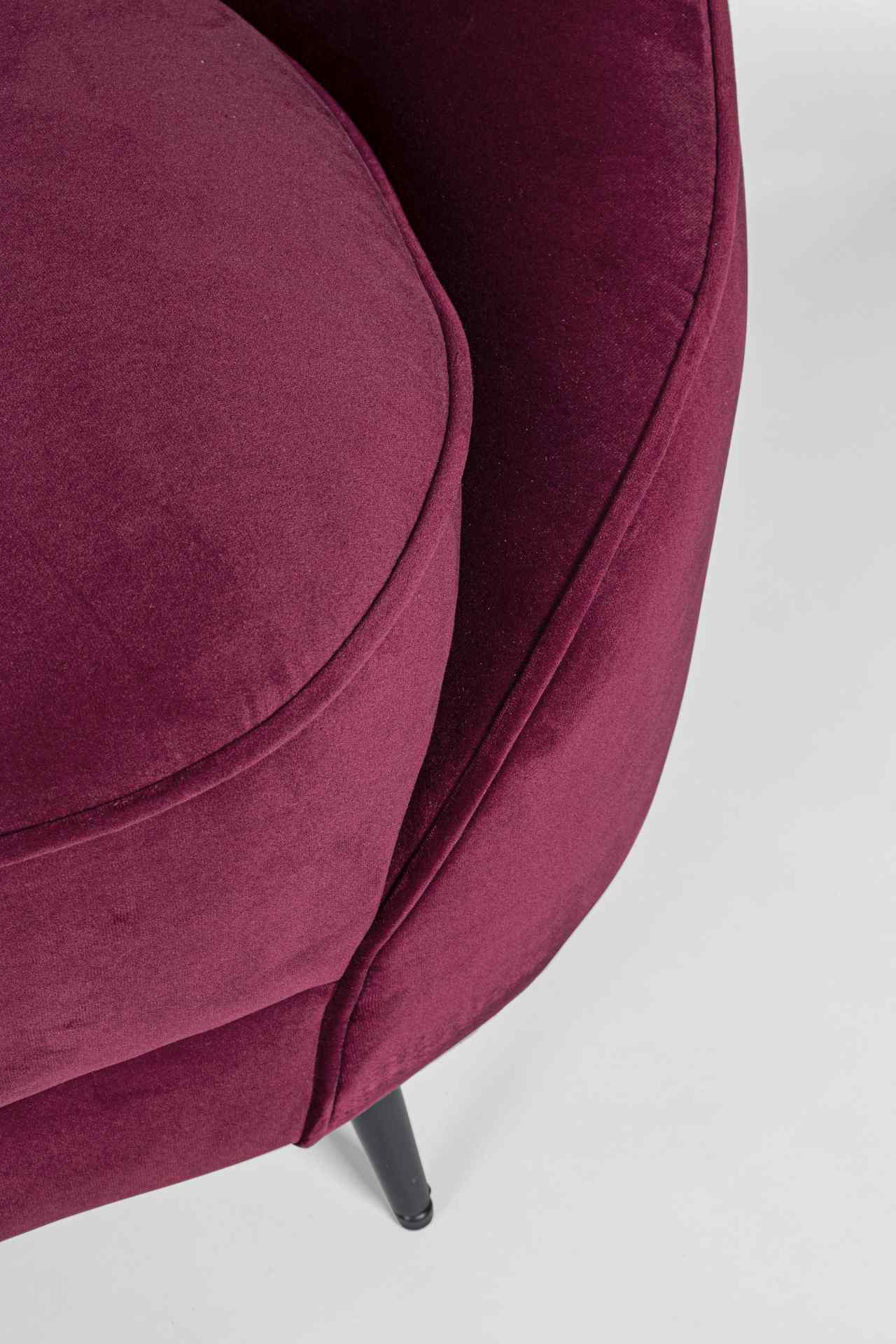 Das Sofa Seraphin überzeugt mit seinem modernen Design. Gefertigt wurde es aus Stoff in Samt-Optik, welcher einen roten Farbton besitzt. Das Gestell ist aus Metall und hat eine schwarze Farbe. Das Sofa ist in der Ausführung als 2-Sitzer. Die Breite beträg