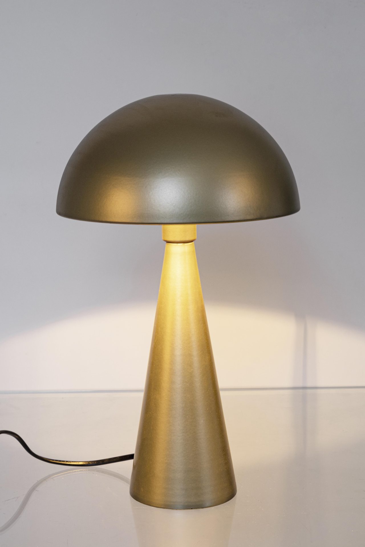 Die Tischleuchte Modern überzeugt mit ihrem modernen Design. Gefertigt wurde sie aus Metall, welches einen goldenen Farbton besitzt. Der Lampenschirm ist auch aus Metall. Die Lampe besitzt eine Höhe von 36,5 cm.