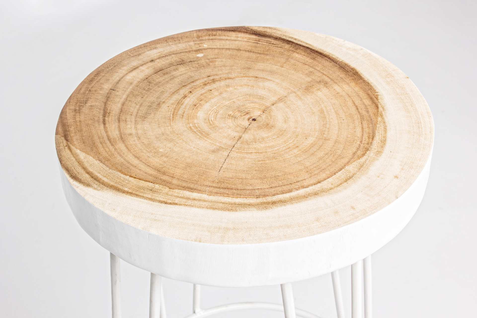 Der Barhocker Rakel überzeugt mit seinem klassischen Design. Gefertigt wurde er aus Mungur Holz, welches einen natürlichen Farbton besitzt. Das Gestell ist aus Metall und hat eine weißen Farbe. Die Sitzhöhe des Hockers beträgt 74 cm.