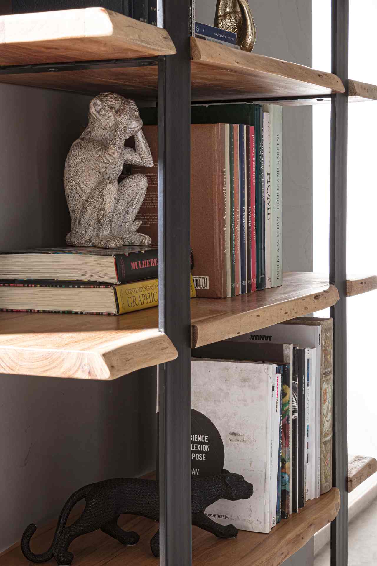 Das Bücherregal Artur überzeugt mit seinem klassischen Design. Gefertigt wurde es aus Akazienholz, welches einen natürlichen Farbton besitzt. Das Gestell ist aus Metall und hat eine schwarze Farbe. Das Bücherregal verfügt über vier Fächer. Die Breite betr