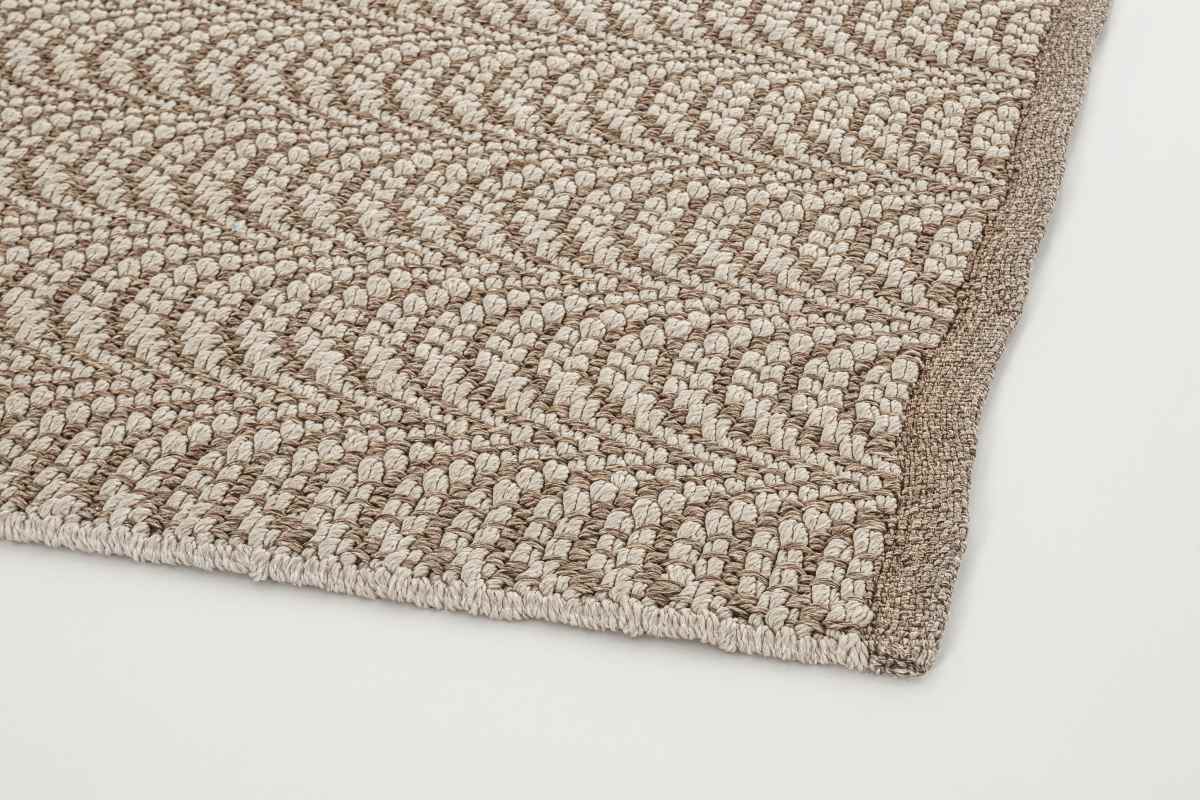 Der Outdoor Teppich Dadra überzeugt mit seinem modernen Design. Gefertigt wurde er aus Kunststofffasern, welche einen braunen Farbton besitzt. Der Teppich verfügt über eine Größe von 170x240 cm und ist für den Outdoor Bereich geeignet.