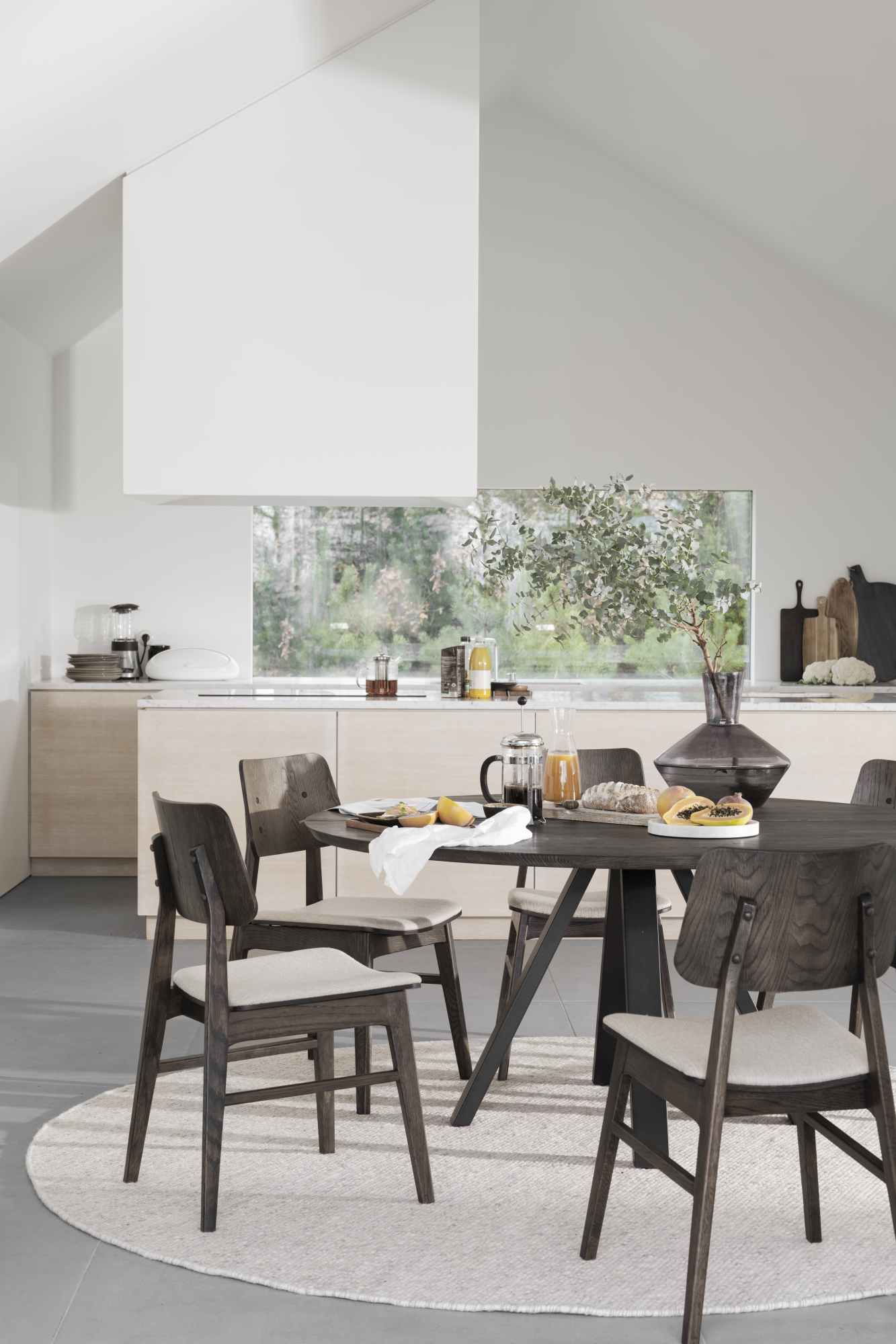 Design trifft Funktion: Stuhl Nagano 2er Set, Eiche Braun / Beige.