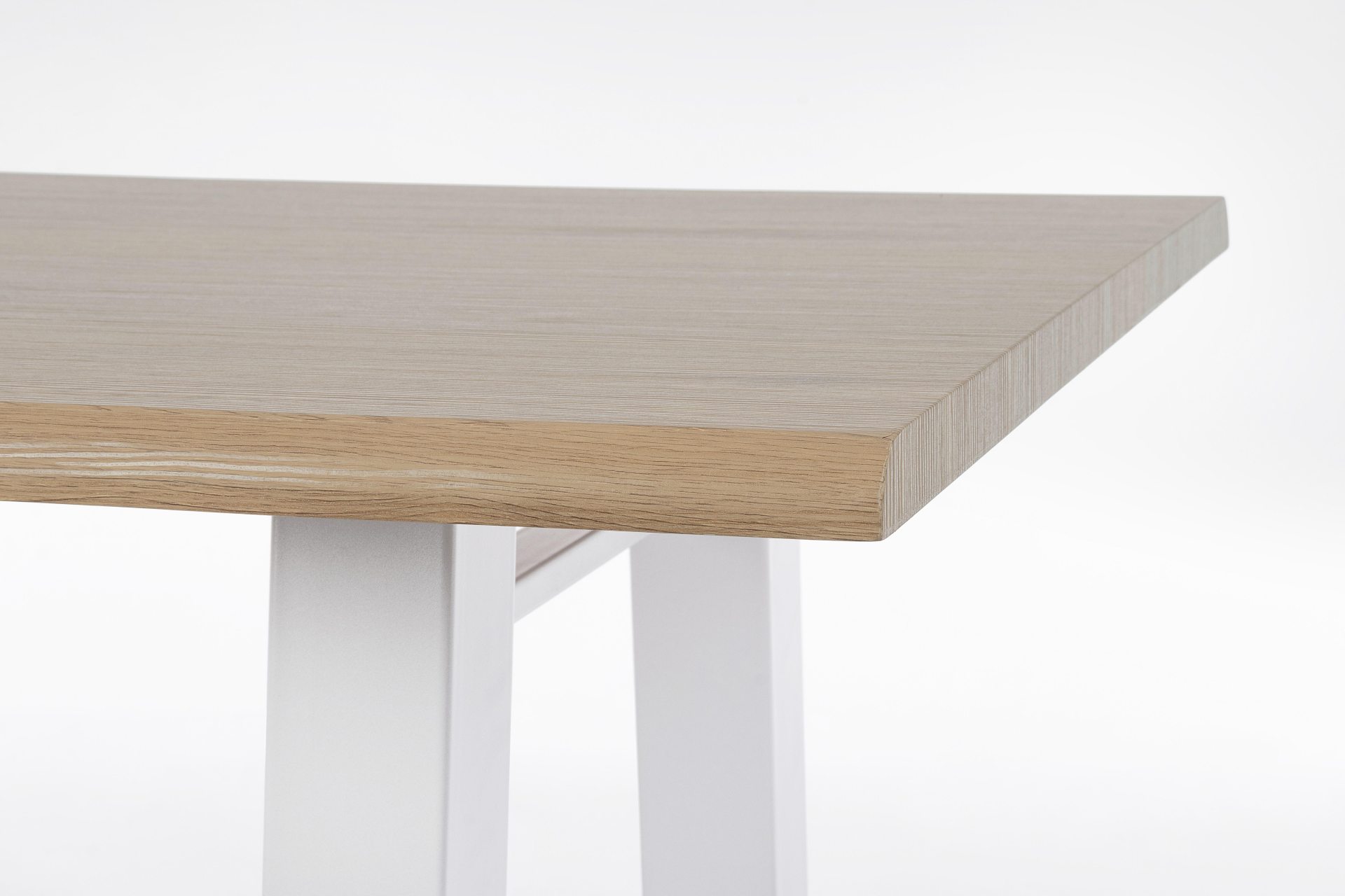 Der Esstisch Fred überzeugt mit seinem klassischem Design. Gefertigt wurde er aus MDF, welches eine Holz-Optik besitzt. Das Gestell des Tisches ist aus Metall und besitzt eine weißen Farbe. Der Tisch hat eine Breite von 180 cm.