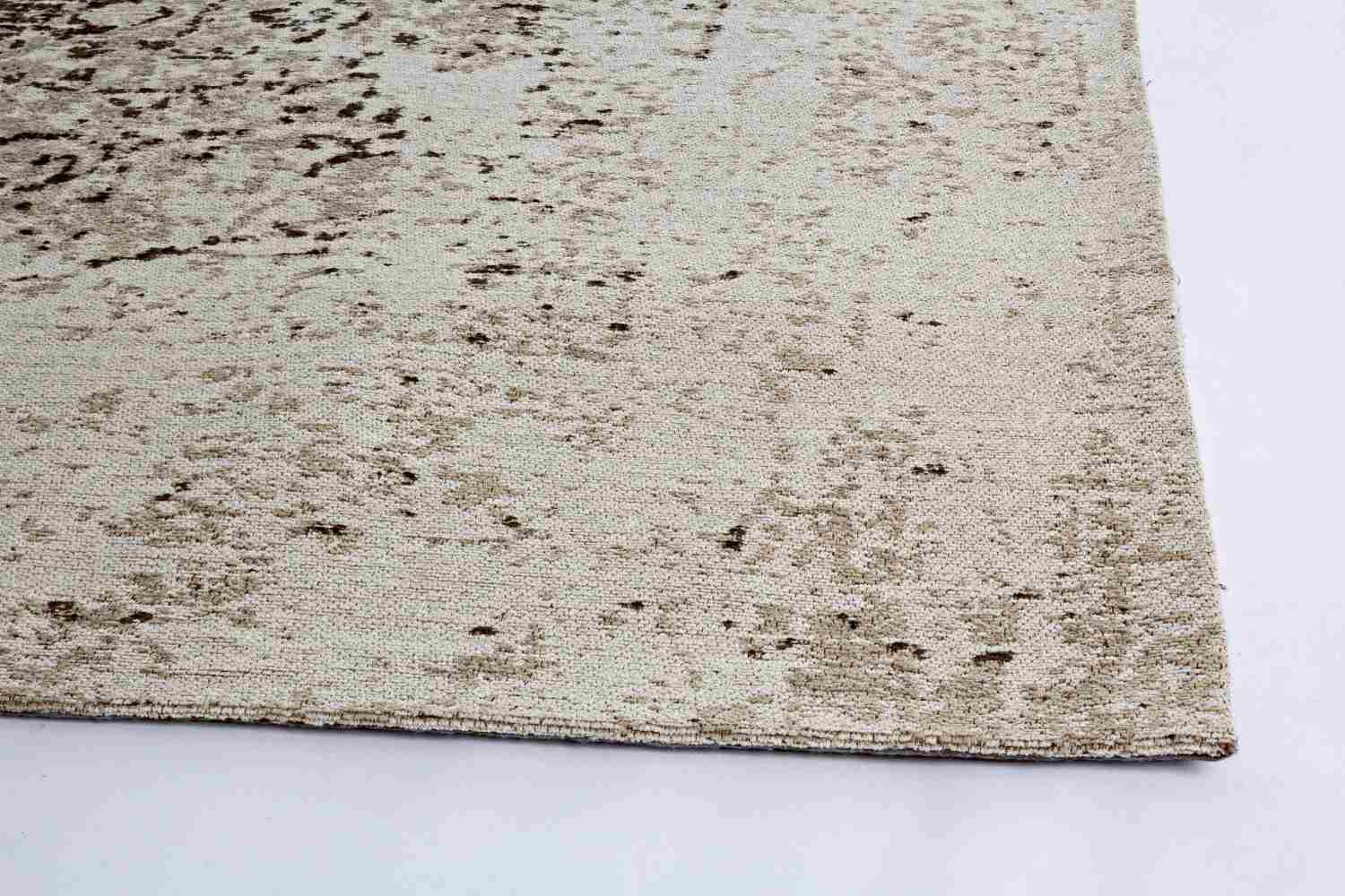 Der Teppich Jaipur überzeugt mit seinem klassischen Design. Gefertigt wurde die Vorderseite aus 95% Baumwolle und 5% Polyester, die Rückseite aus 100% Baumwolle. Der Teppich besitzt einen grauen Farbton und die Maße von 160x230 cm.