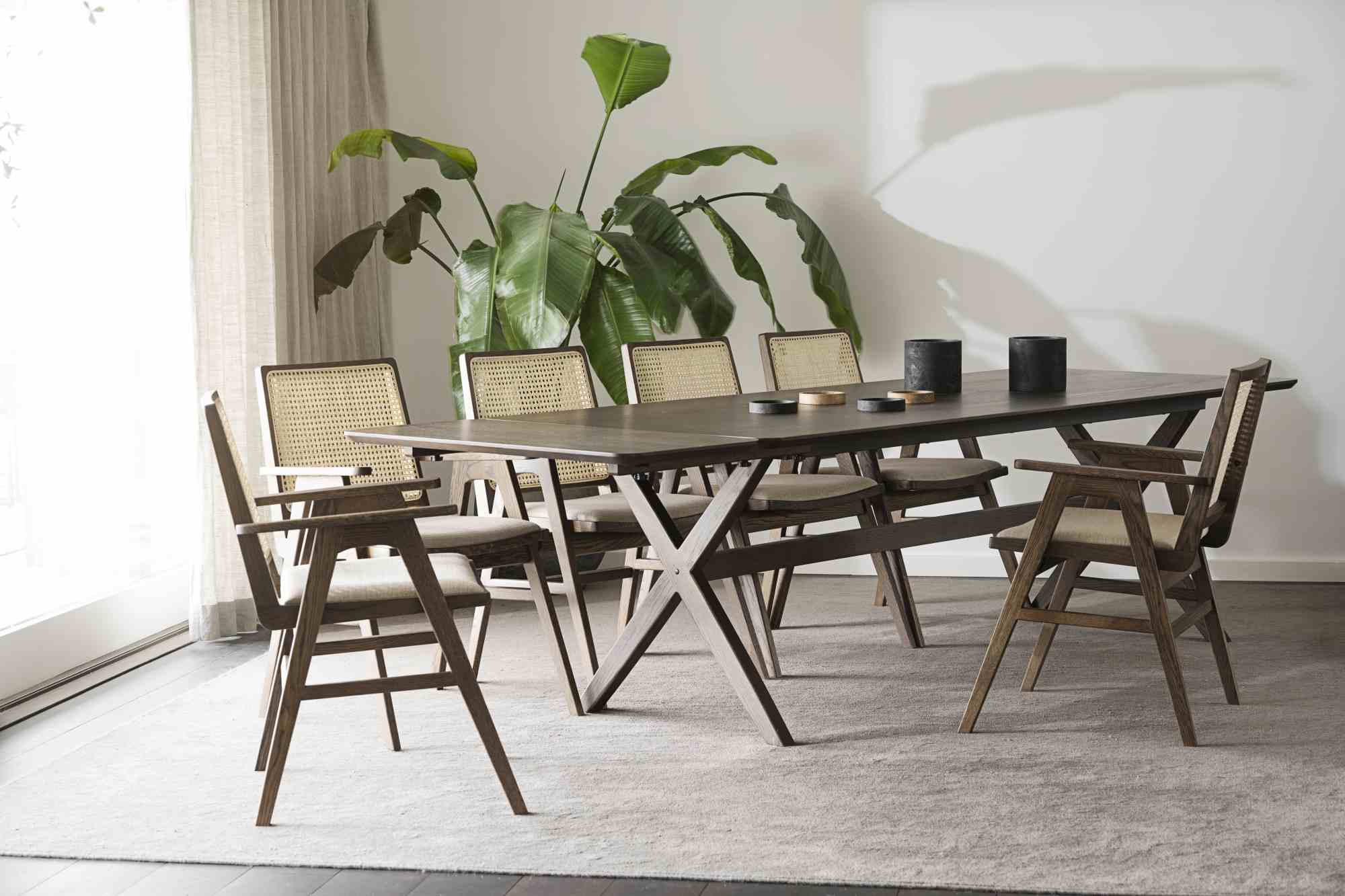 Edles Möbelstück: Stuhl Prestwick 2er Set mit Armlehnen, Braun für stilvolle Einrichtung.