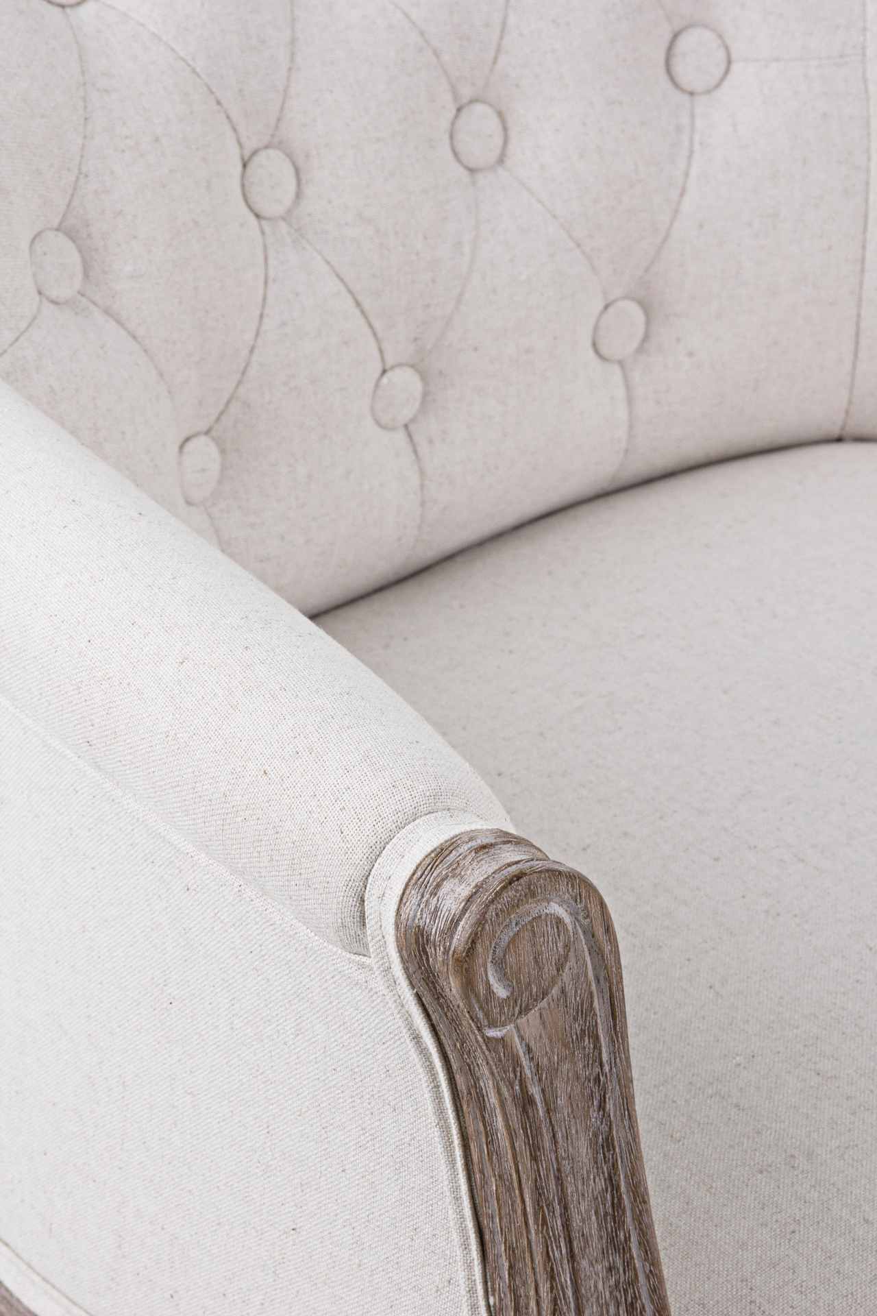 Der Sessel Diva überzeugt mit seinem klassischen Design. Gefertigt wurde er aus Stoff, welcher einen weißen Farbton besitzt. Das Gestell ist aus Kautschukholz und hat eine natürliche Farbe. Der Sessel besitzt eine Sitzhöhe von 43 cm. Die Breite beträgt 60