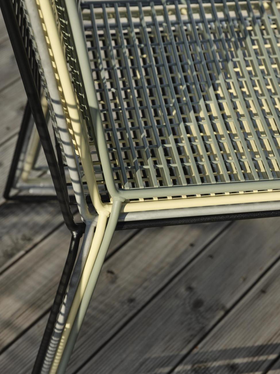 Der Gartenstuhl Sinarp überzeugt mit seinem modernen Design. Gefertigt wurde er aus Metall, welches einen grünen Farbton besitzt. Das Gestell ist auch aus Metall und hat eine grüne Farbe. Die Sitzhöhe des Stuhls beträgt 44 cm.