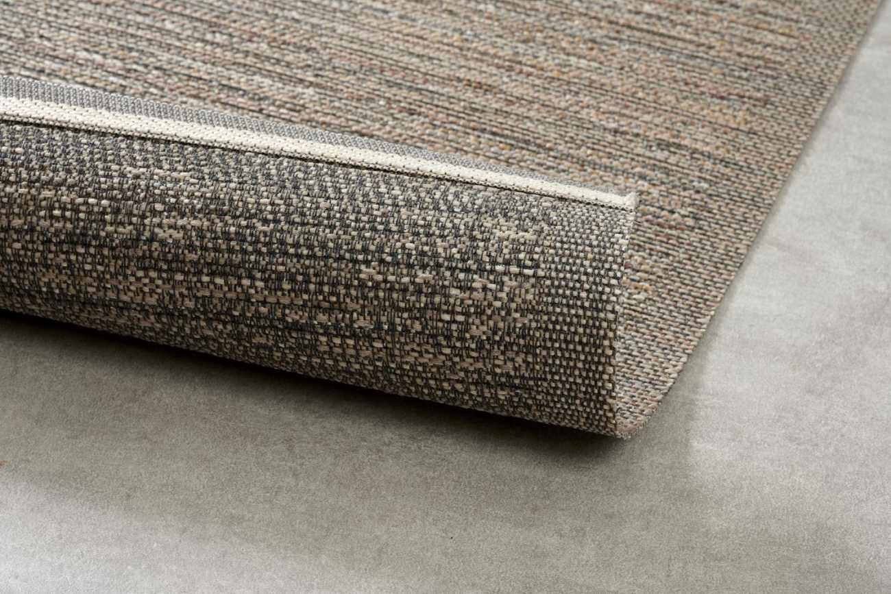 Der Gartenteppich Banzi überzeugt mit seinem modernen Design. Gefertigt wurde er aus Webstoff, welcher einen Beigen Farbton besitzt. Der Teppich hat eine Größe von 240x340 cm.