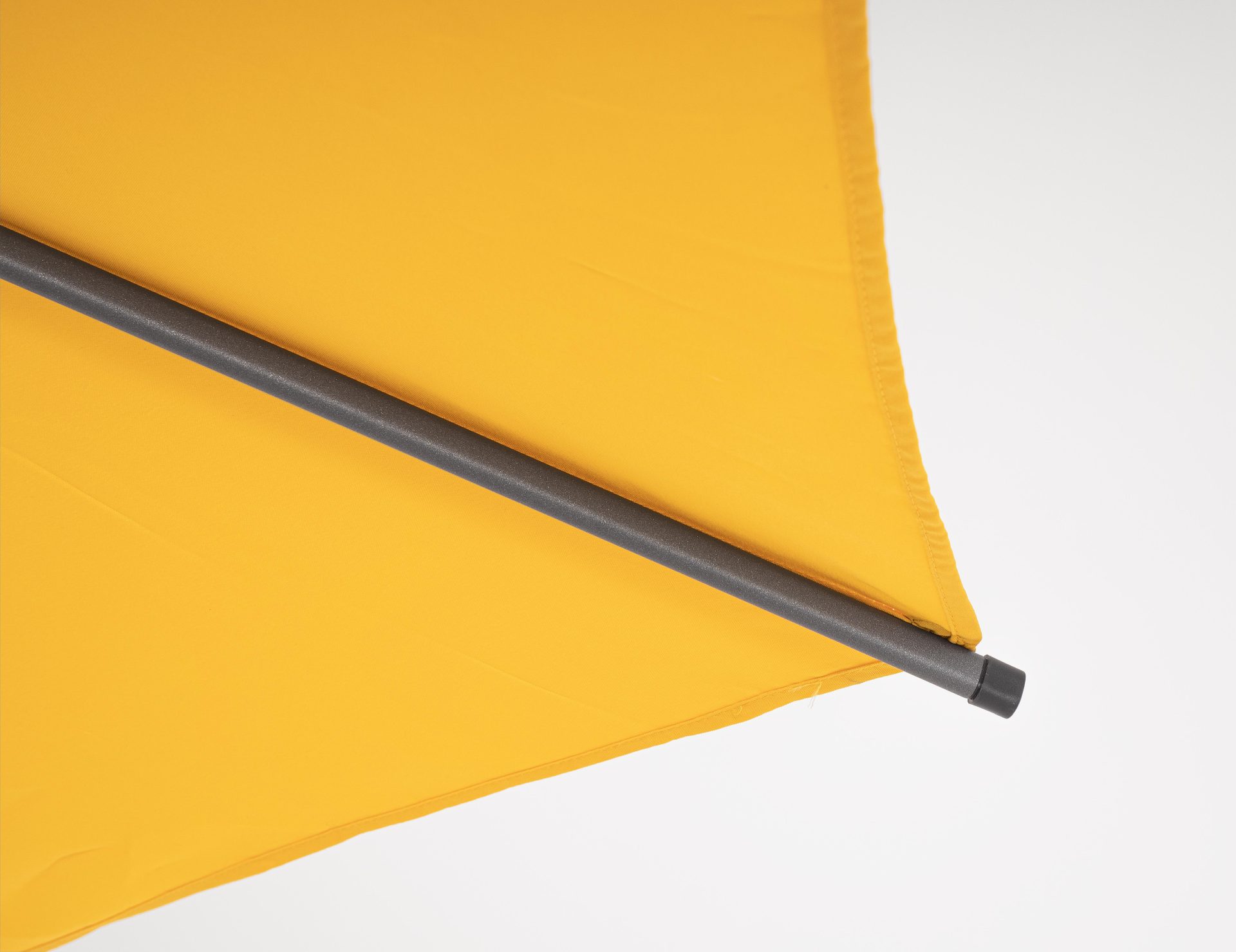 Der Sonnenschirm Rio überzeugt mit seinem klassischen Design. Gefertigt wurde er aus einer Polyester Plane, welche einen gelben Farbton besitzt. Das Gestell ist aus Aluminium und hat eine Anthrazit Farbe. Der Sonnenschirm verfügt über einen Durchmesser vo
