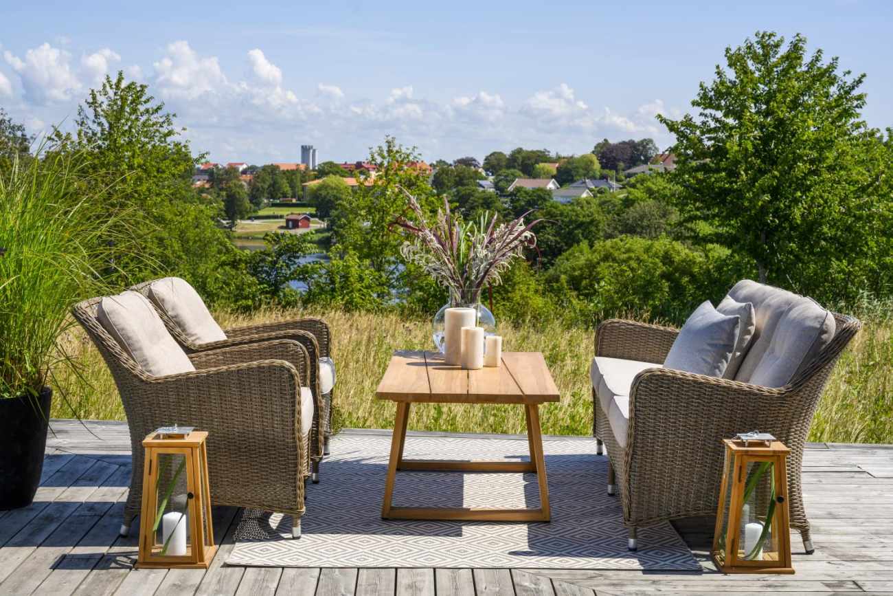Das Gartensofa Hornbrook überzeugt mit seinem modernen Design. Gefertigt wurde er aus Rattan, welches einen braunen Farbton besitzt. Das Gestell ist aus Rattan und hat eine braunen Farbe. Die Sitzhöhe des Sofas beträgt 47 cm.