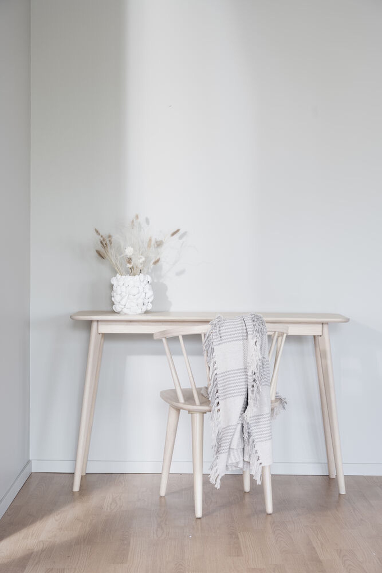 Konsole Yumi 120x40x75cm, Eiche Whitewash – modernes Design trifft Komfort.