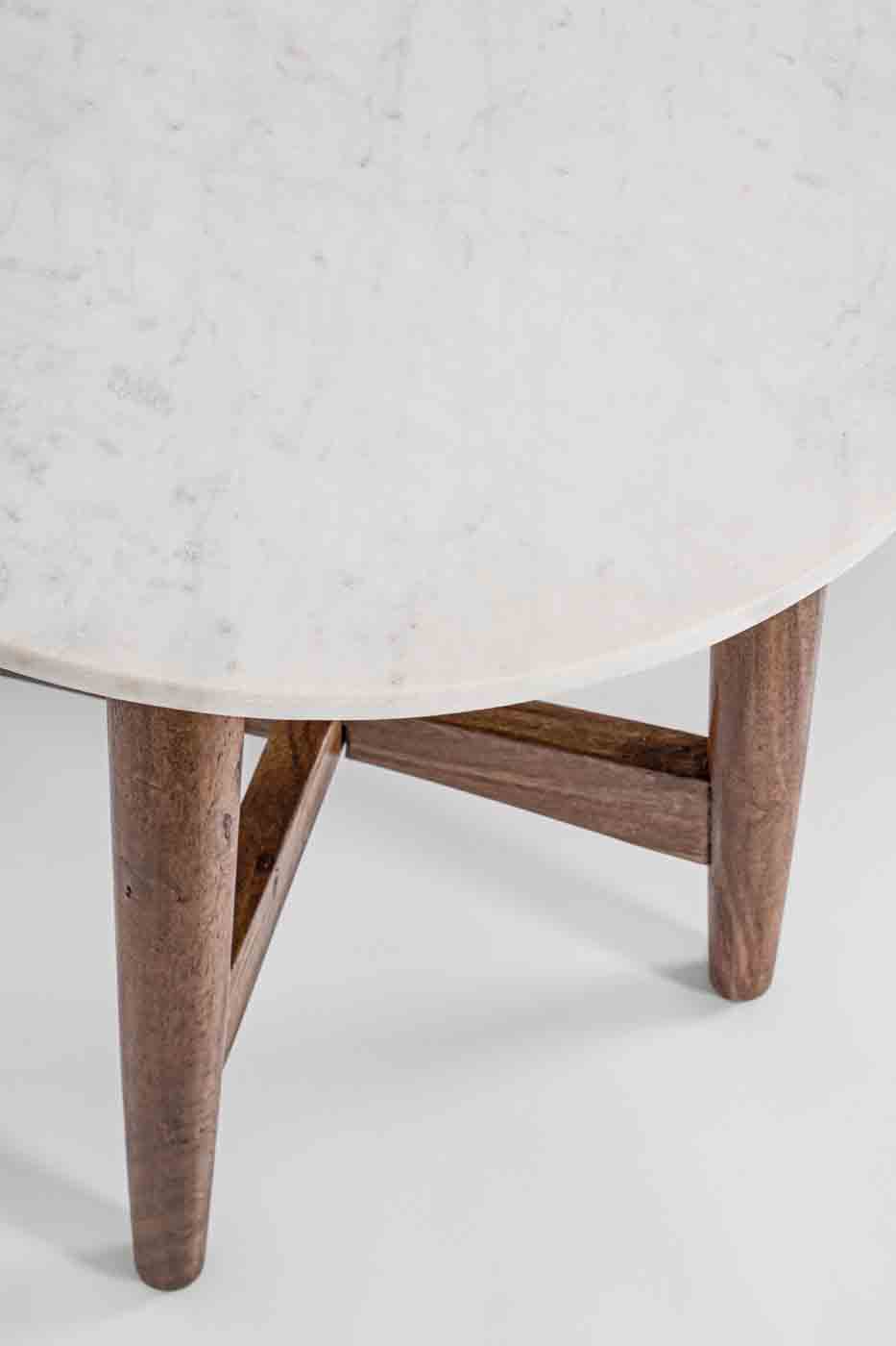 Der Beistelltisch Albany wurde aus einem Gestell aus Akazienholz gefertigt. Die Tischplatte ist aus weißen Marmor.