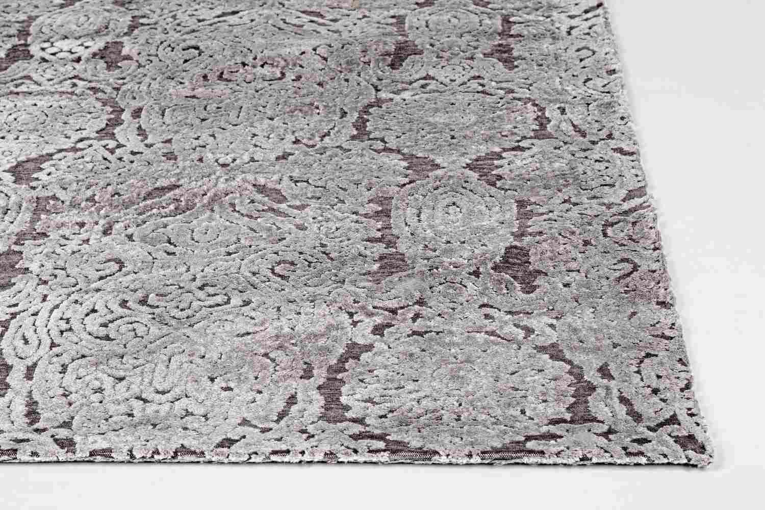 Der Teppich Dehli überzeugt mit seinem klassischen Design. Gefertigt wurde die Vorderseite aus 100% Viskose und die Rückseite aus 100% Baumwolle. Der Teppich besitzt einen grauen Farbton und die Maße von 200x300 cm.