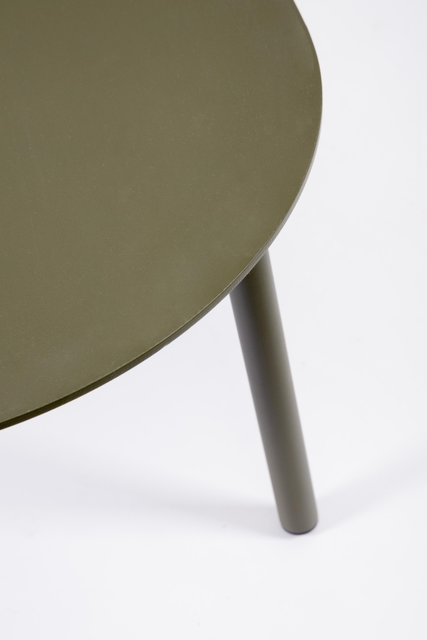 Der Gartencouchtisch Sparky überzeugt mit seinem modernen Design. Gefertigt wurde er aus Aluminium, welches einen Olive Farbton besitzt. Das Gestell ist auch aus Aluminium. Der Tisch besitzt eine Größe von 100x70 cm.