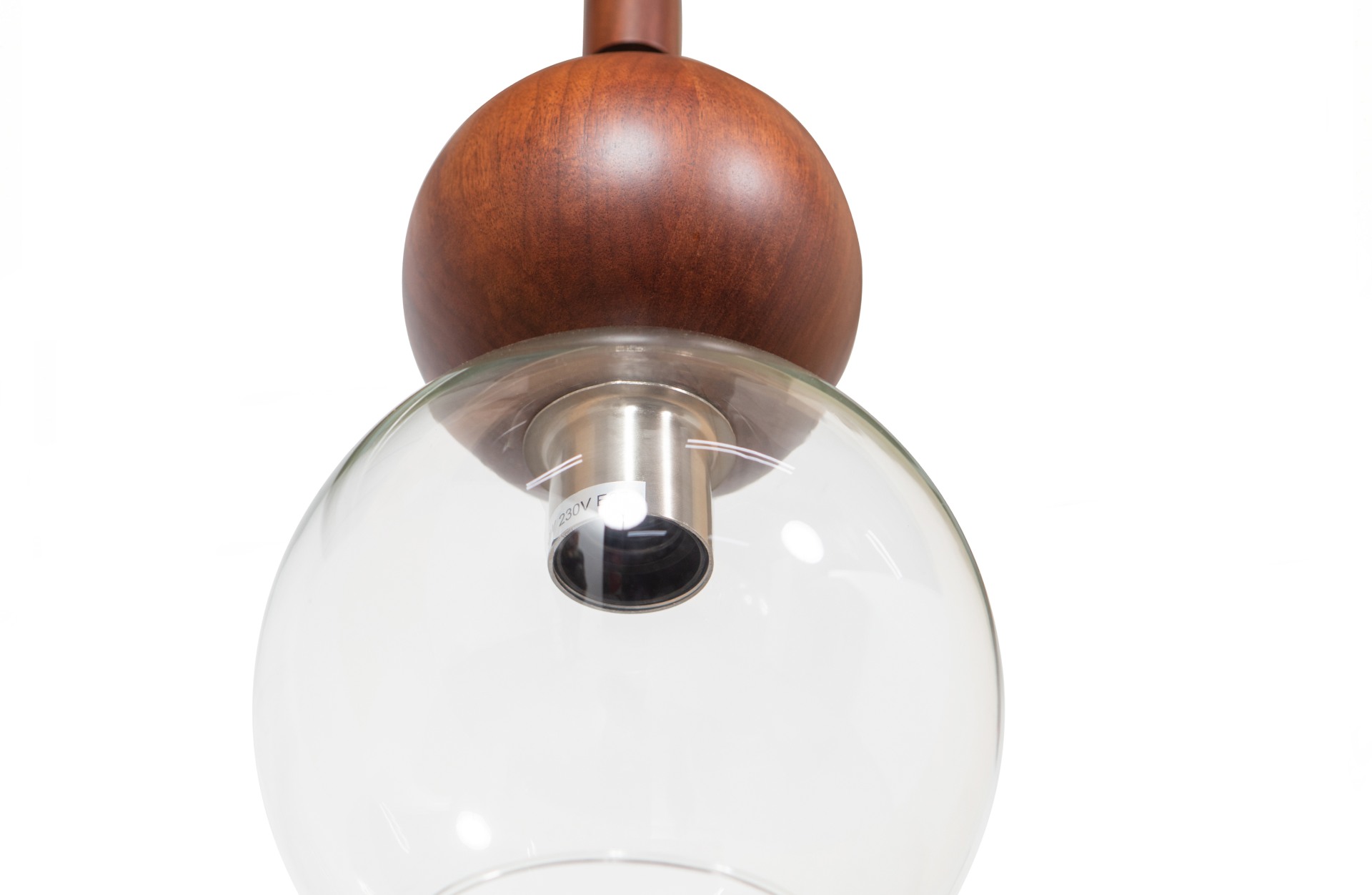 Die Hängeleuchte Babble überzeugt mit seinem modernen Design. Gefertigt wurde er aus Walnussholz, welches einen braunen Farbton besitzt. Die Lampe verfügt über eine Lichtquelle.