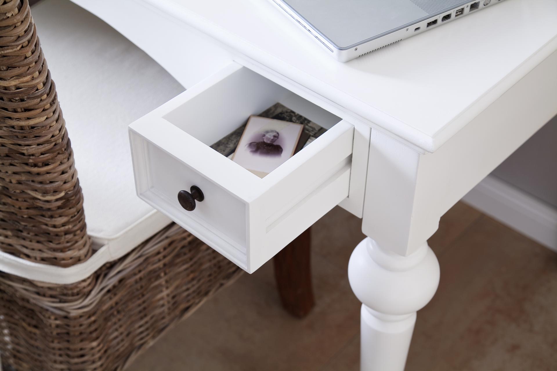 Der Schreibtisch Provence überzeugt mit seinem Landhaus Stil. Gefertigt wurde er aus Mahagoni Holz, welches einen weißen Farbton besitzt. Der Schreibtisch verfügt über zwei Schubladen. Die Breite beträgt 120 cm.