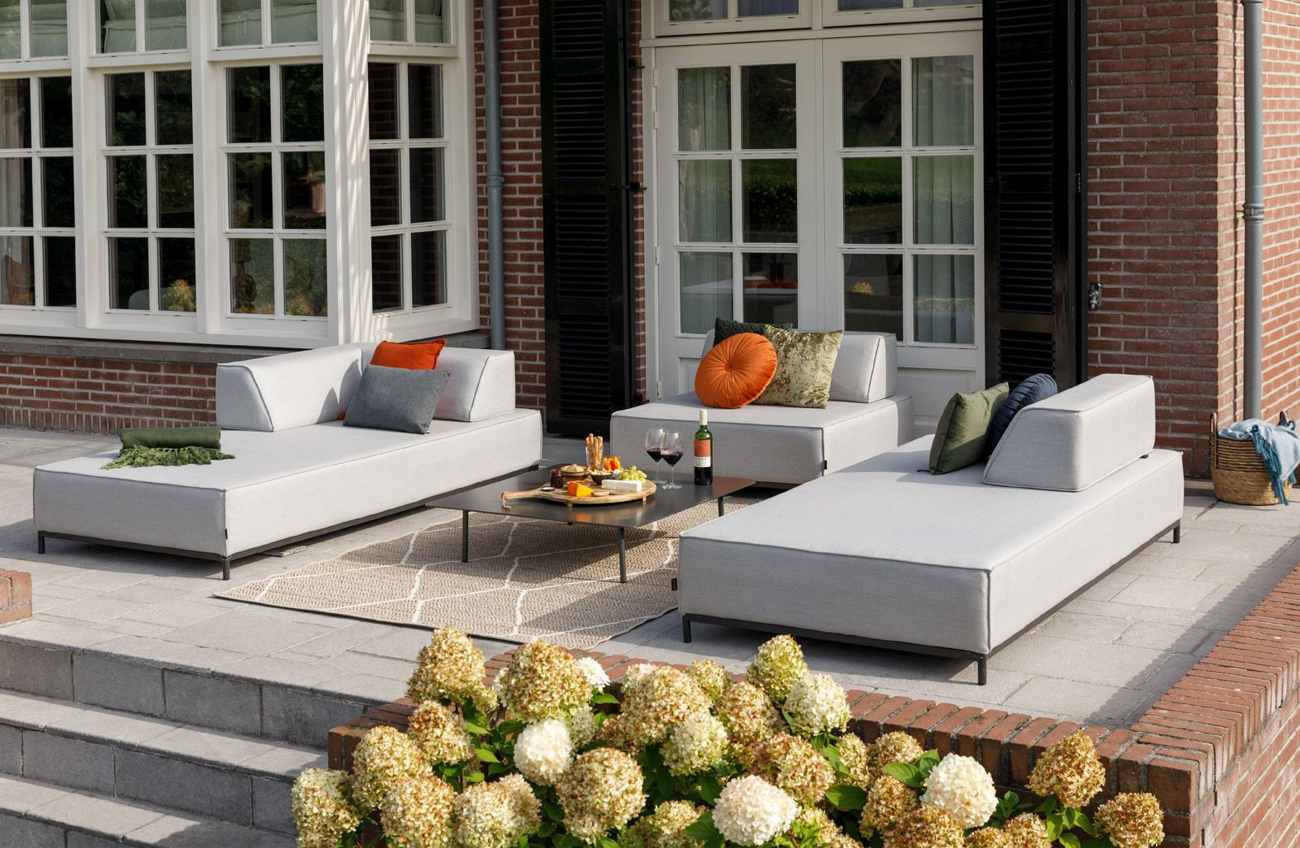 Das Gartensofa Como überzeugt mit seinem modernen Stil. Gefertigt wurde es aus Sunbrella-Stoff, welcher einen hellgrauen Farbton besitzt. Das Gestell ist aus Aluminium und hat eine Anthrazit Farbe. Das Sofa hat eine Größe von 105x105 cm.