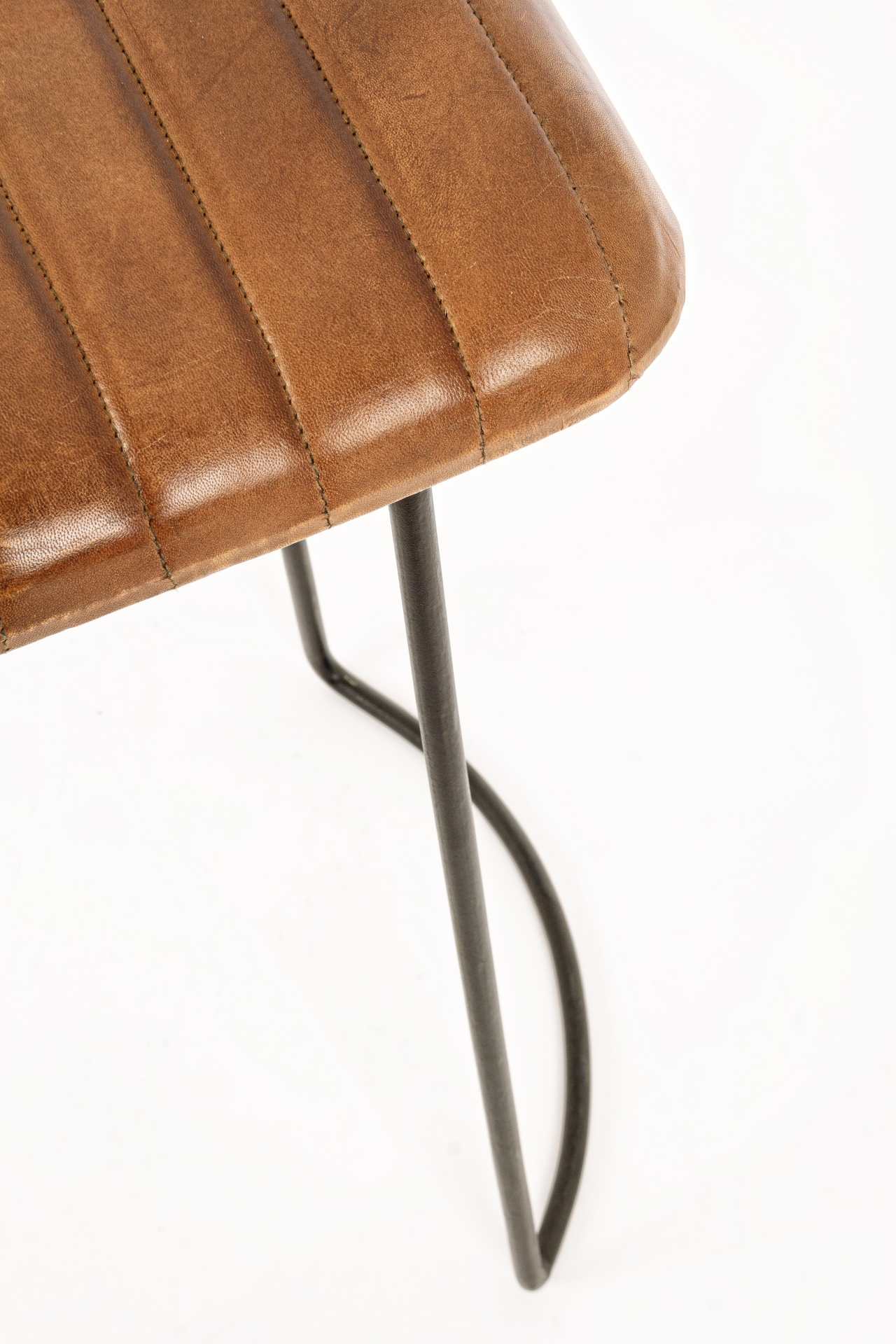 Der Barhocker Nadira überzeugt mit seinem moderndem Design. Gefertigt wurde er aus Leder, welches einen Cognac Farbton besitzt. Das Gestell ist aus Metall und hat eine schwarze Farbe. Die Sitzhöhe des Hockers beträgt 76 cm.