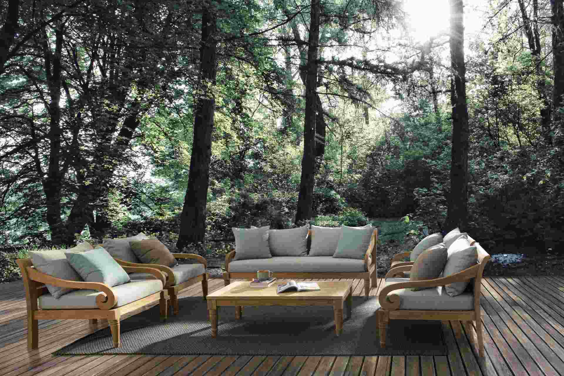 Der Gartensessel Karuba überzeugt mit seinem klassischen Design. Gefertigt wurde er aus Teakholz, welche einen natürlichen Farbton besitzt. Die Kissen und Auflagen haben eine grüne Farbe. Der Sessel verfügt über eine Sitzhöhe von 42 cm und ist für den Out