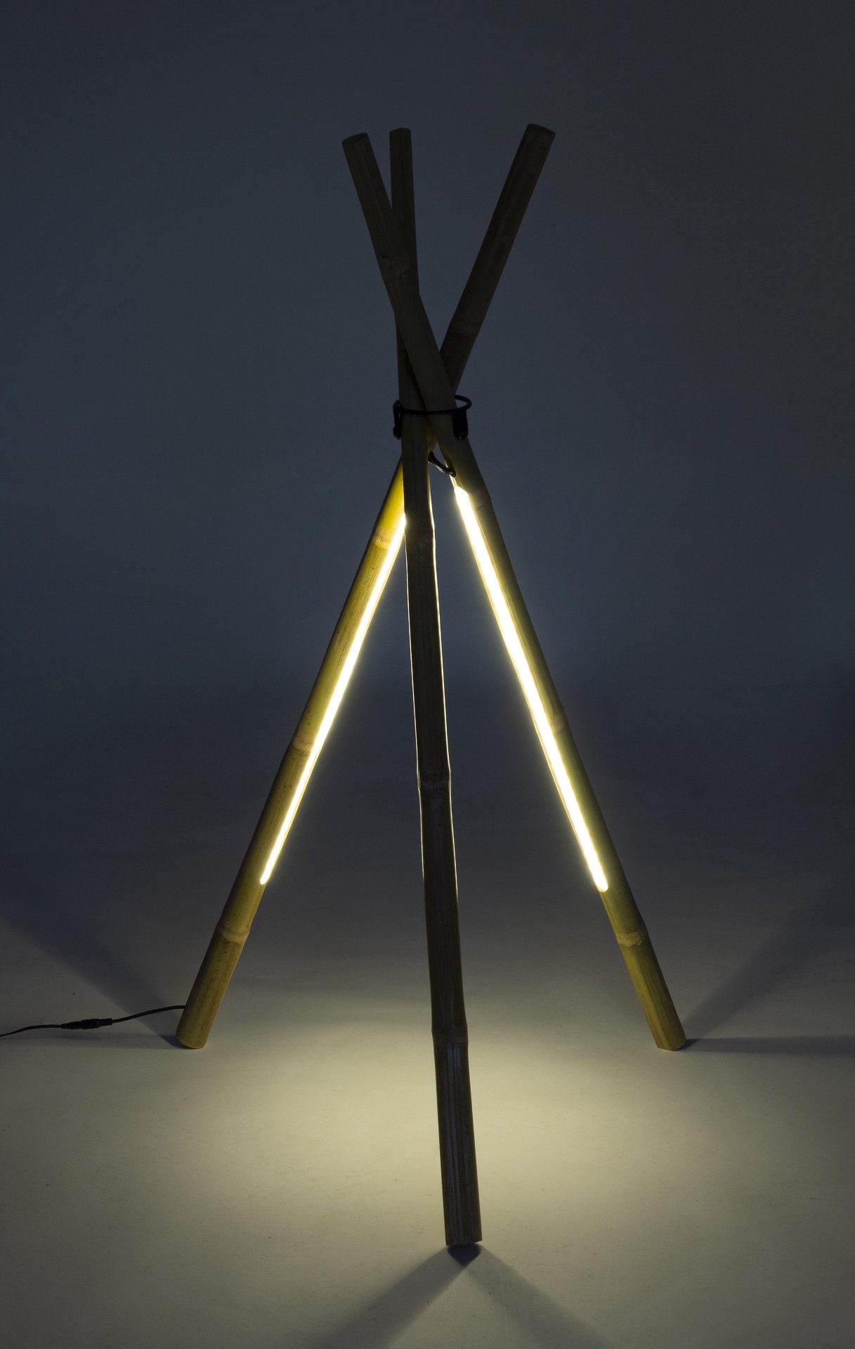 Die Stehleuchte LED überzeugt mit ihrem klassischen Design. Gefertigt wurde sie aus Bambus, welches einen natürlichen Farbton besitzt. Die Lichtquellen sind als Lichtstreifen angebracht. Die Lampe besitzt eine Höhe von 109 cm.