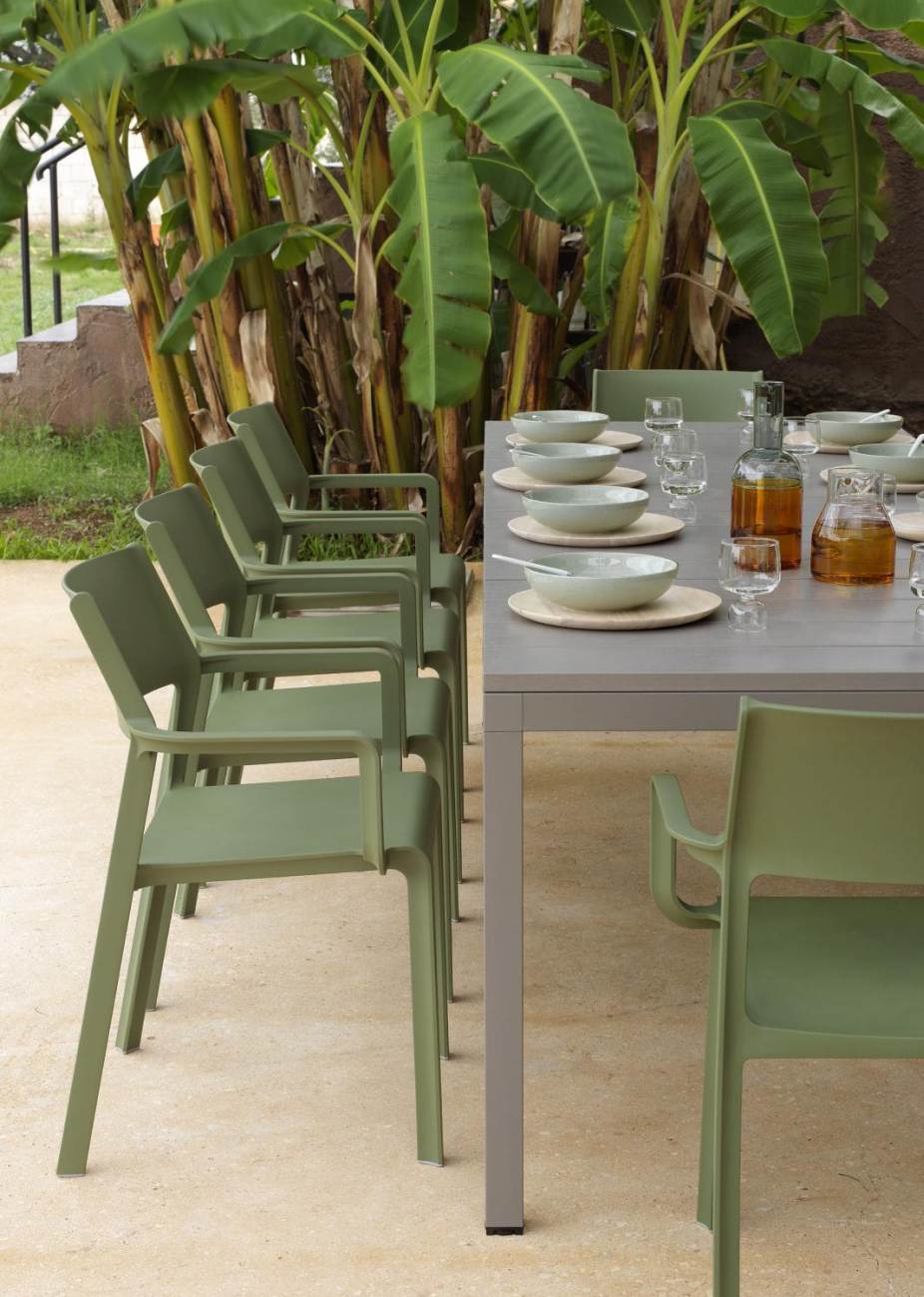 Der Gartenstuhl Trill überzeugt mit seinem modernen Design. Gefertigt wurde er aus Kunststoff, welches einen grünen Farbton besitzt. Das Gestell ist auch aus Kunststoff und hat eine grüne Farbe. Die Sitzhöhe des Stuhls beträgt 47 cm.
