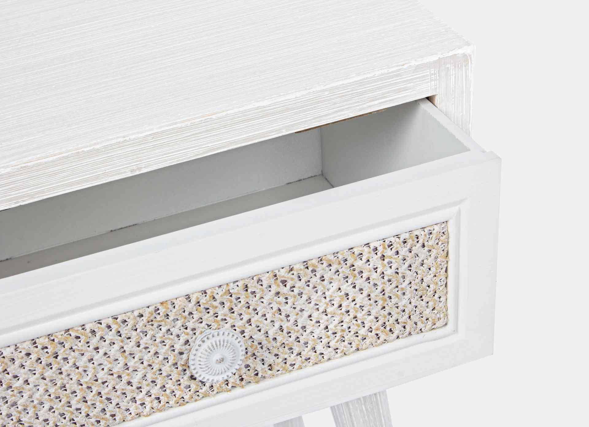 Der Nachttisch Montiel überzeugt mit seinem klassischen Design. Gefertigt wurde er aus MDF, welches einen weißen Farbton besitzt. Die Schublade ist aus Leinen gefertigt. Der Nachttisch verfügt über eine Schublade. Die Breite beträgt 31 cm.