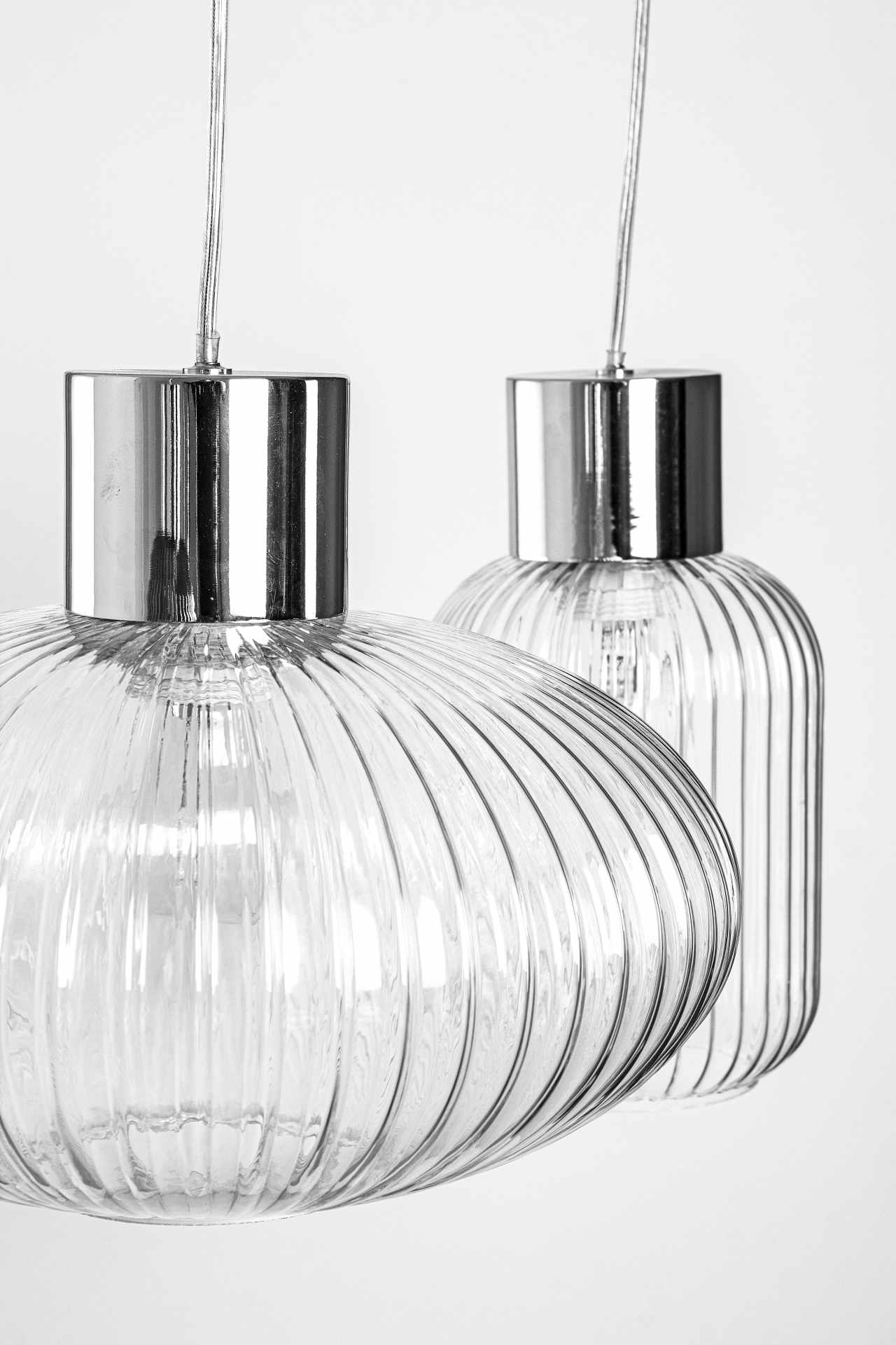Die Hängeleuchte Showy überzeugt mit ihrem modernen Design. Gefertigt wurde sie aus Metall, welches einen silberne Farbton besitzt. Die Lampenschirme sind aus Glas und sind klar. Die Lampe besitzt eine Höhe von 120 cm.